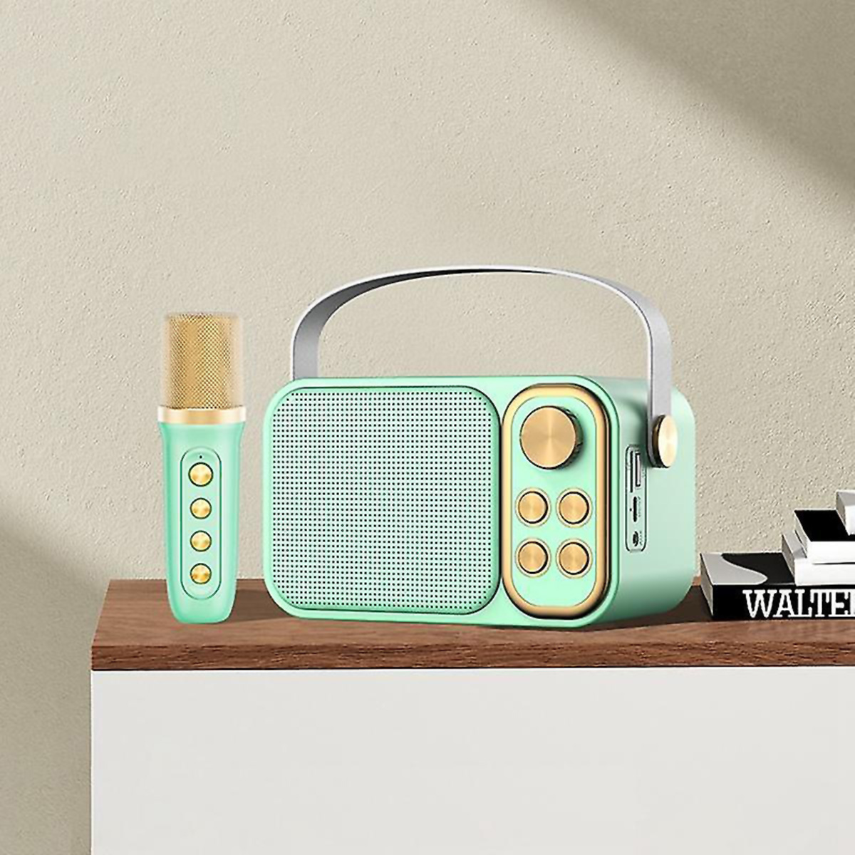 Un conjunto de altavoz y micrófono de estilo retro verde menta sobre una superficie de madera.