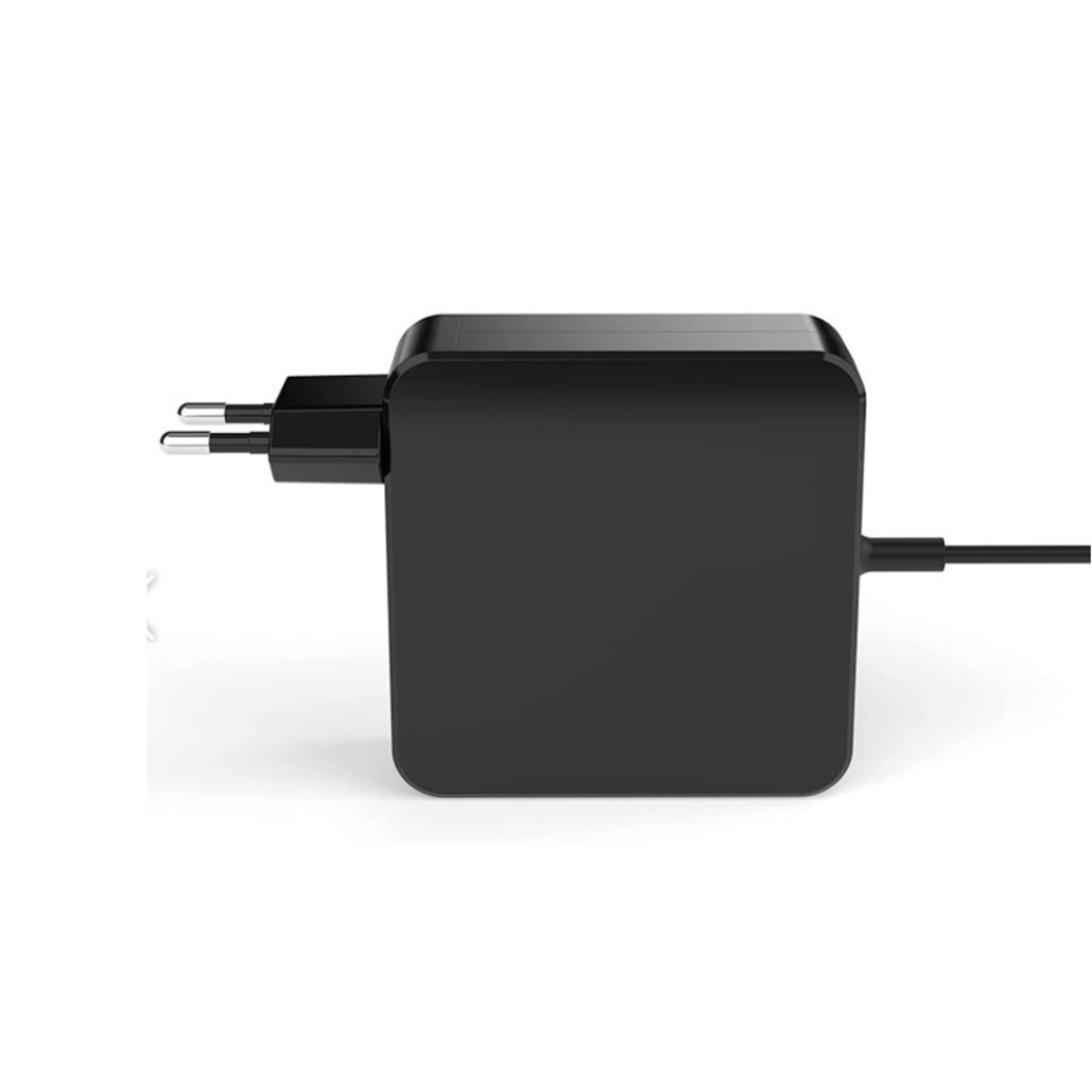 Adaptador de corriente negro con un enchufe de dos clavijas. Tiene forma cuadrada. El cable está conectado.