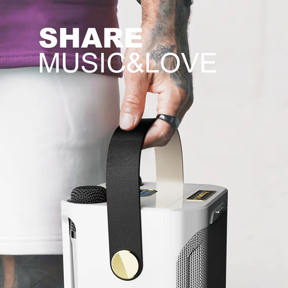 Persona sosteniendo un altavoz blanco con asa negra. Texto dice: SHARE MUSIC&LOVE. Fondo blanco.