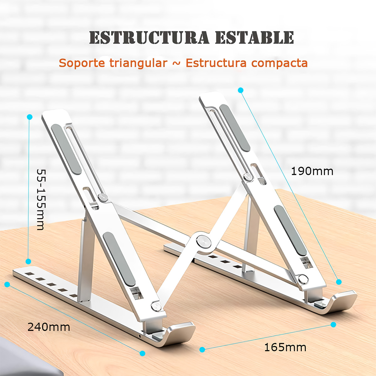 Soporte para portátil plateado con medidas, texto en español, sobre una mesa de madera.