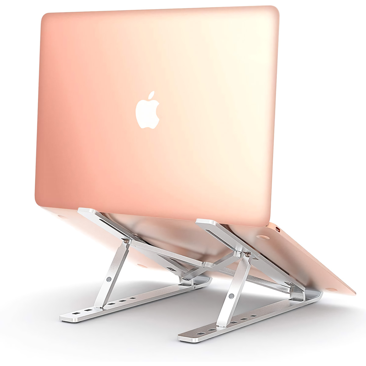 Portátil rosa dorado sobre soporte plateado. Logotipo de Apple blanco. Fondo blanco.