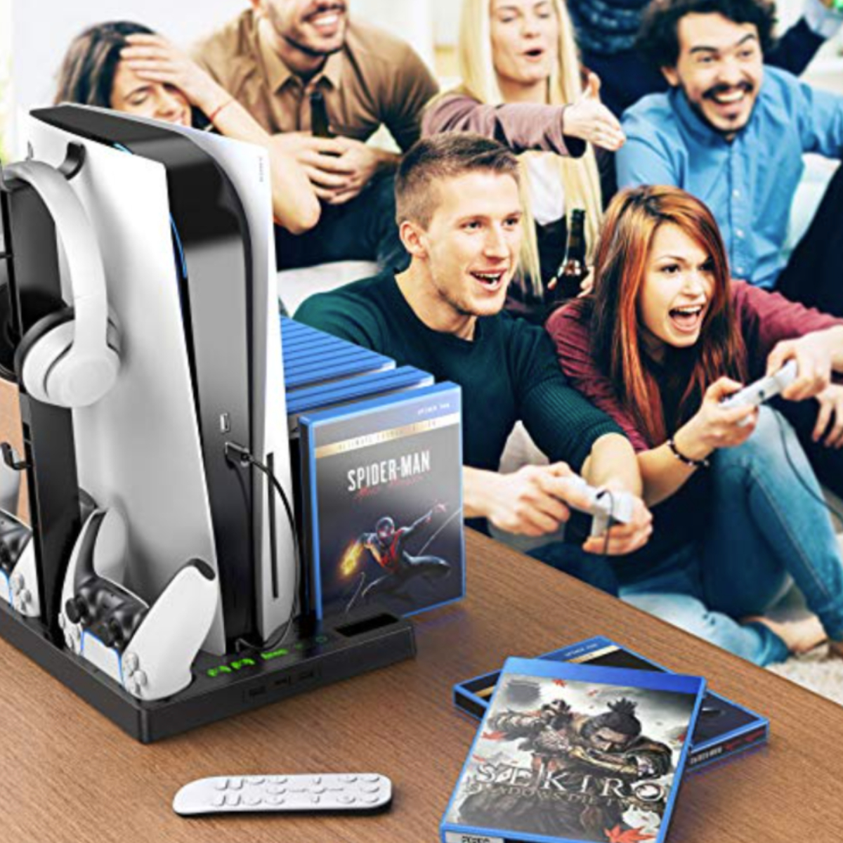 Grupo de personas jugando videojuegos en una mesa con accesorios de juego y cajas de juegos.