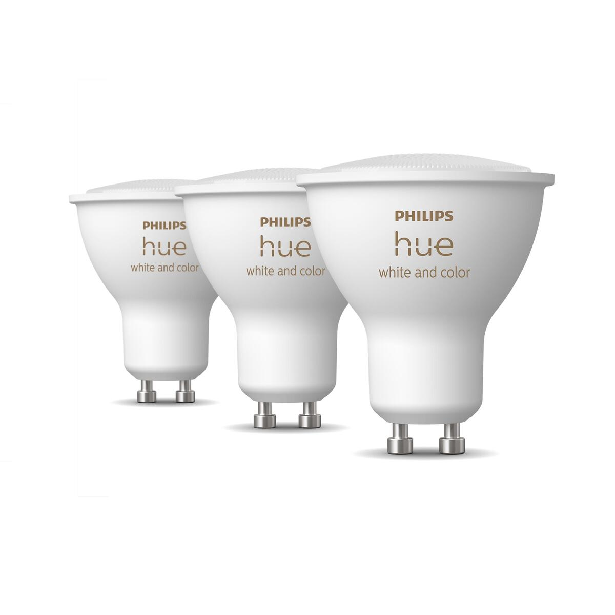 Drei weiße Philips Hue Smart-Glühbirnen vor weißem Hintergrund.