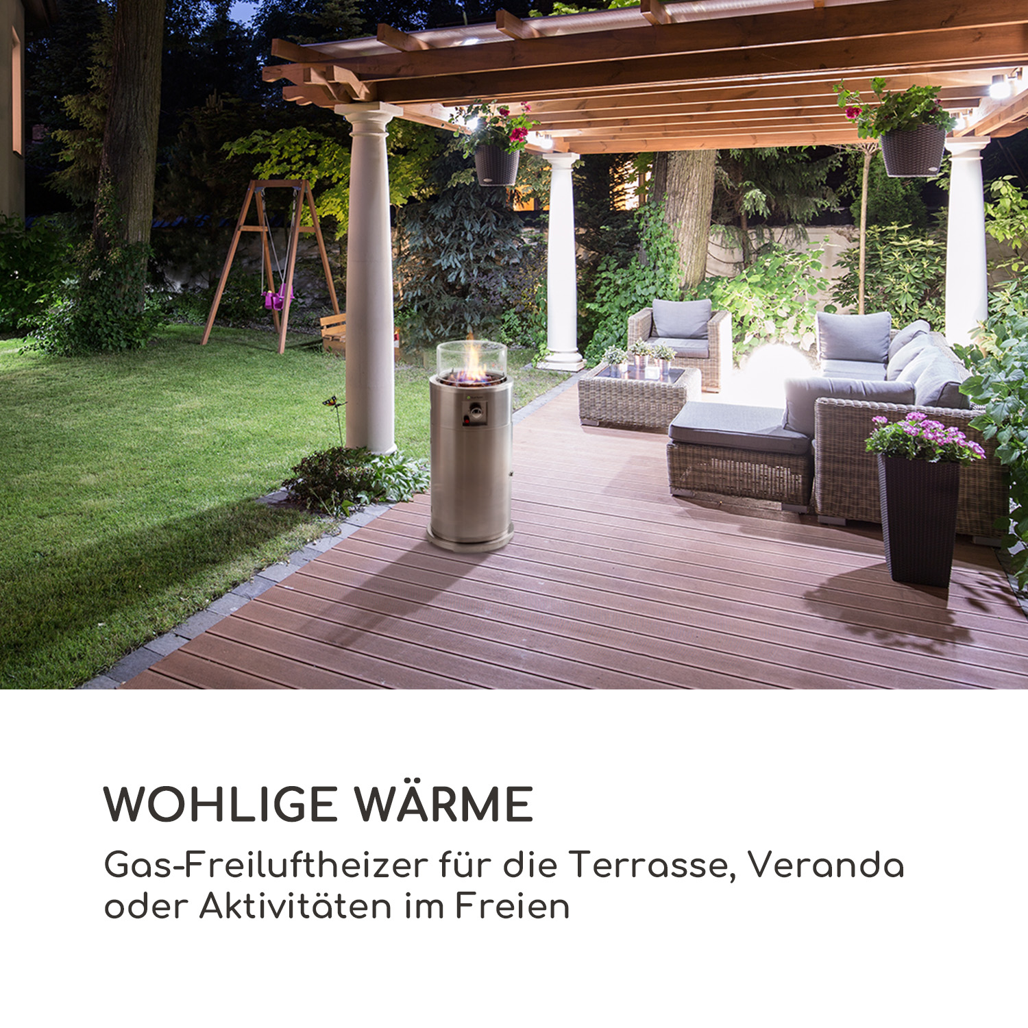 Eine Terrasse bei Nacht mit Gasheizung, Sitzgelegenheiten und Umgebungsbeleuchtung im Garten.
