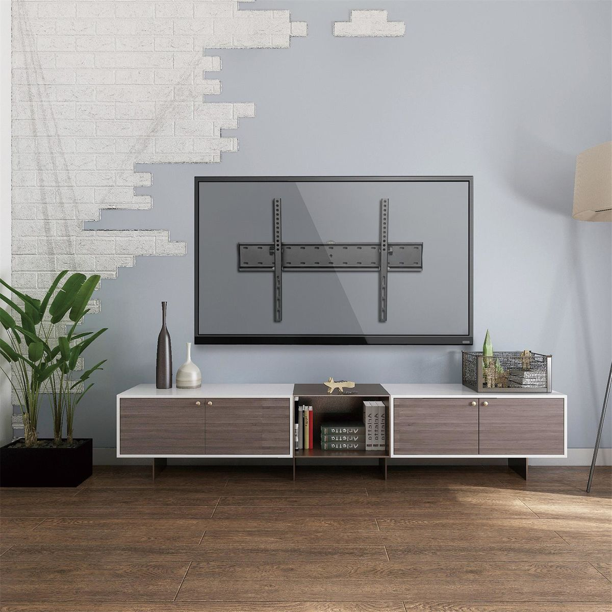 Woonkamer met een tv aan de muur. Een wit en bruin meubel eronder.