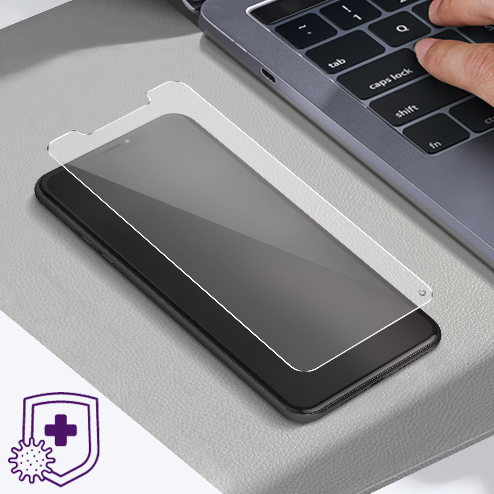 Telefono con protezione schermo. Laptop sullo sfondo. Mano che tocca la tastiera.