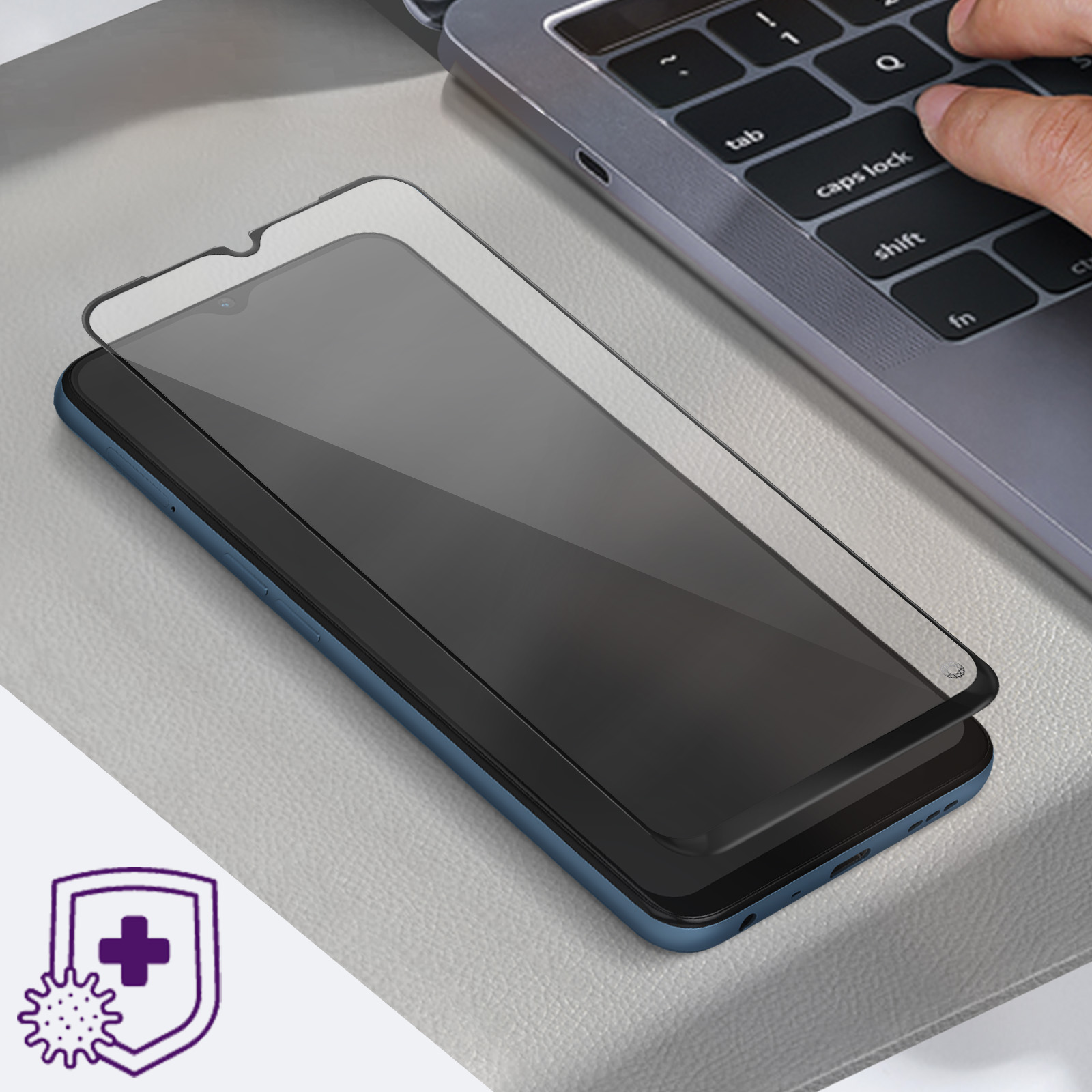 Smartphone-scherm met een schermbeschermer. Een persoon raakt de laptop aan. Schildsymbool zichtbaar.