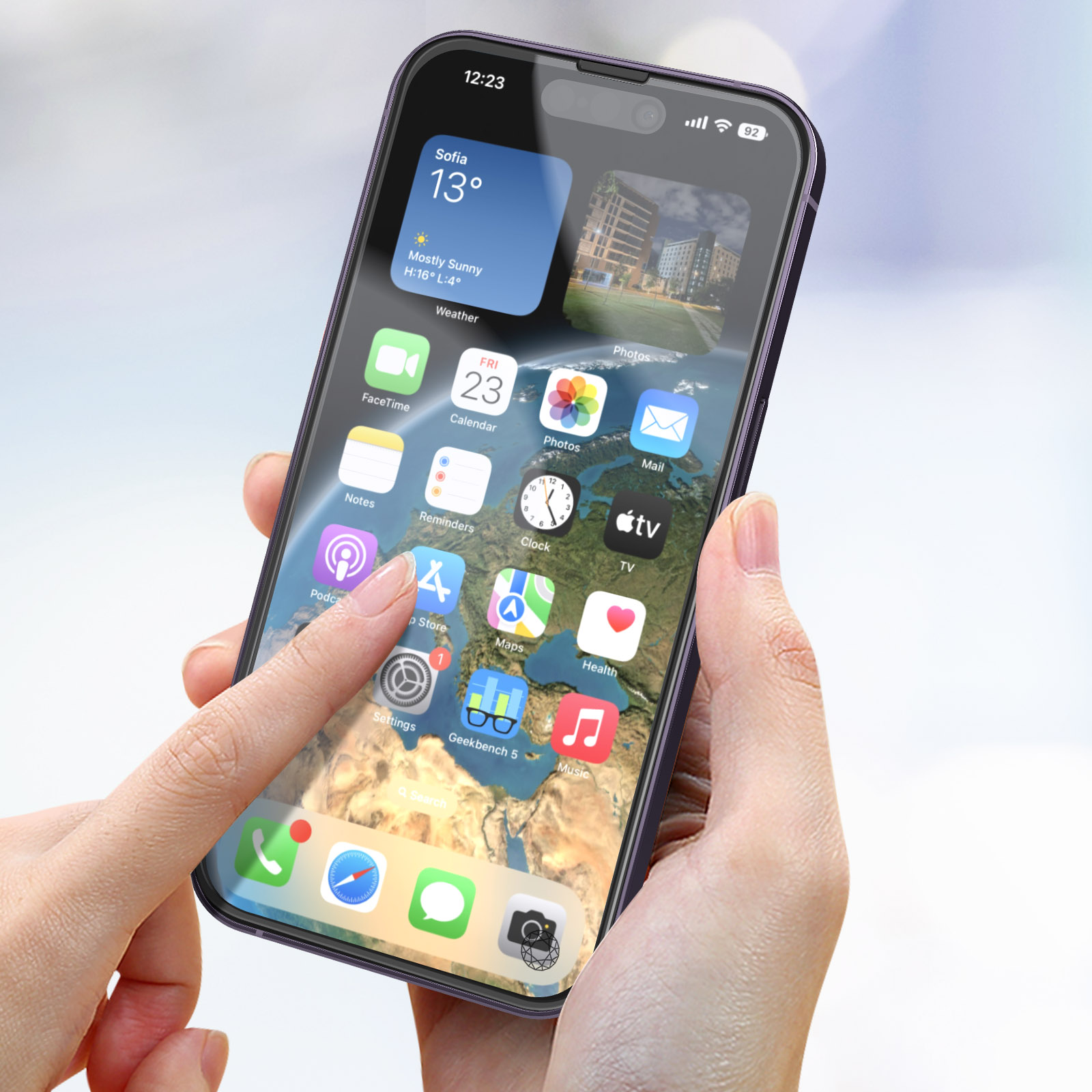 Een hand die een paarse iPhone vasthoudt met de Sofia weer-app geopend.