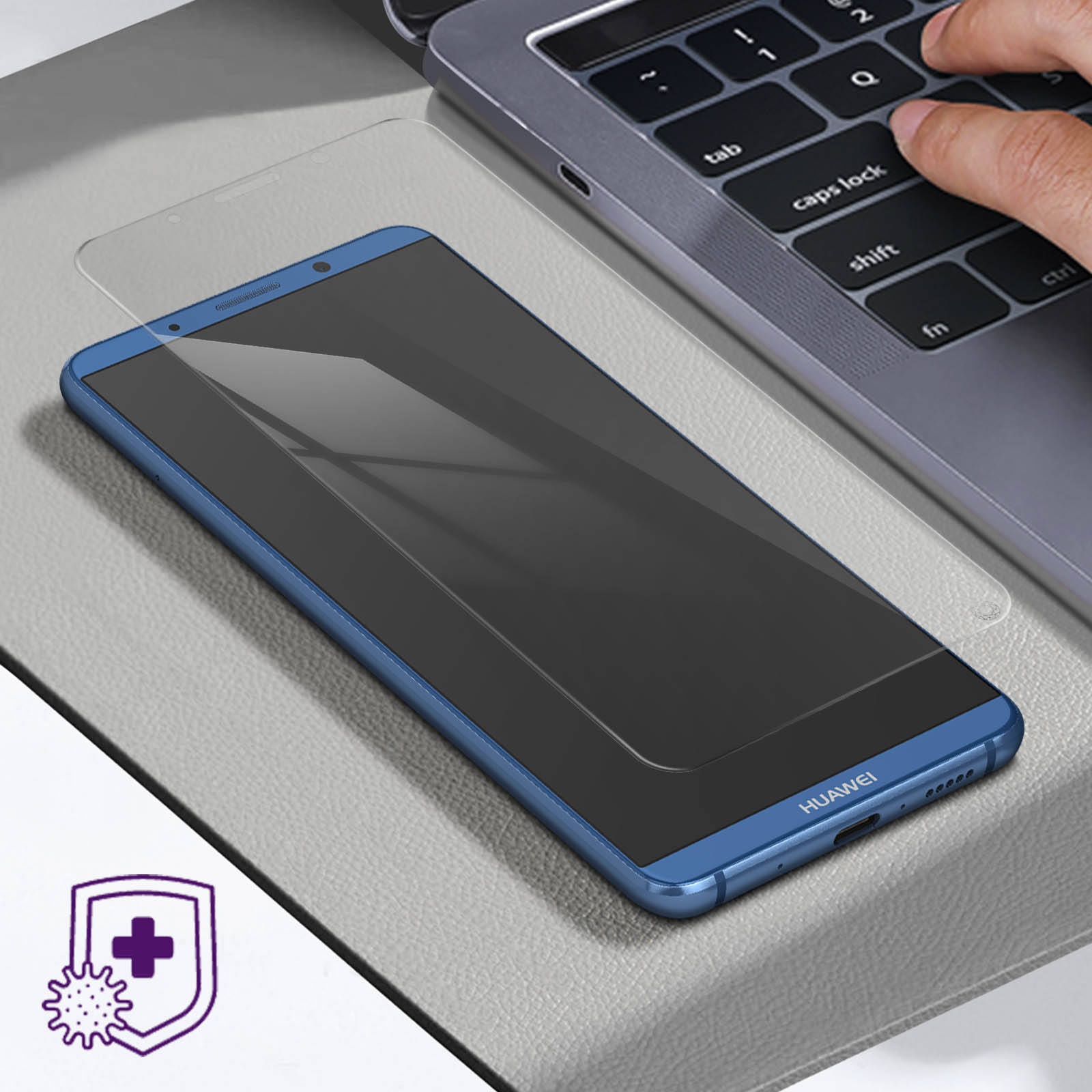 Un téléphone avec un cadre bleu et un protecteur d'écran. Une main touche un clavier d'ordinateur portable.