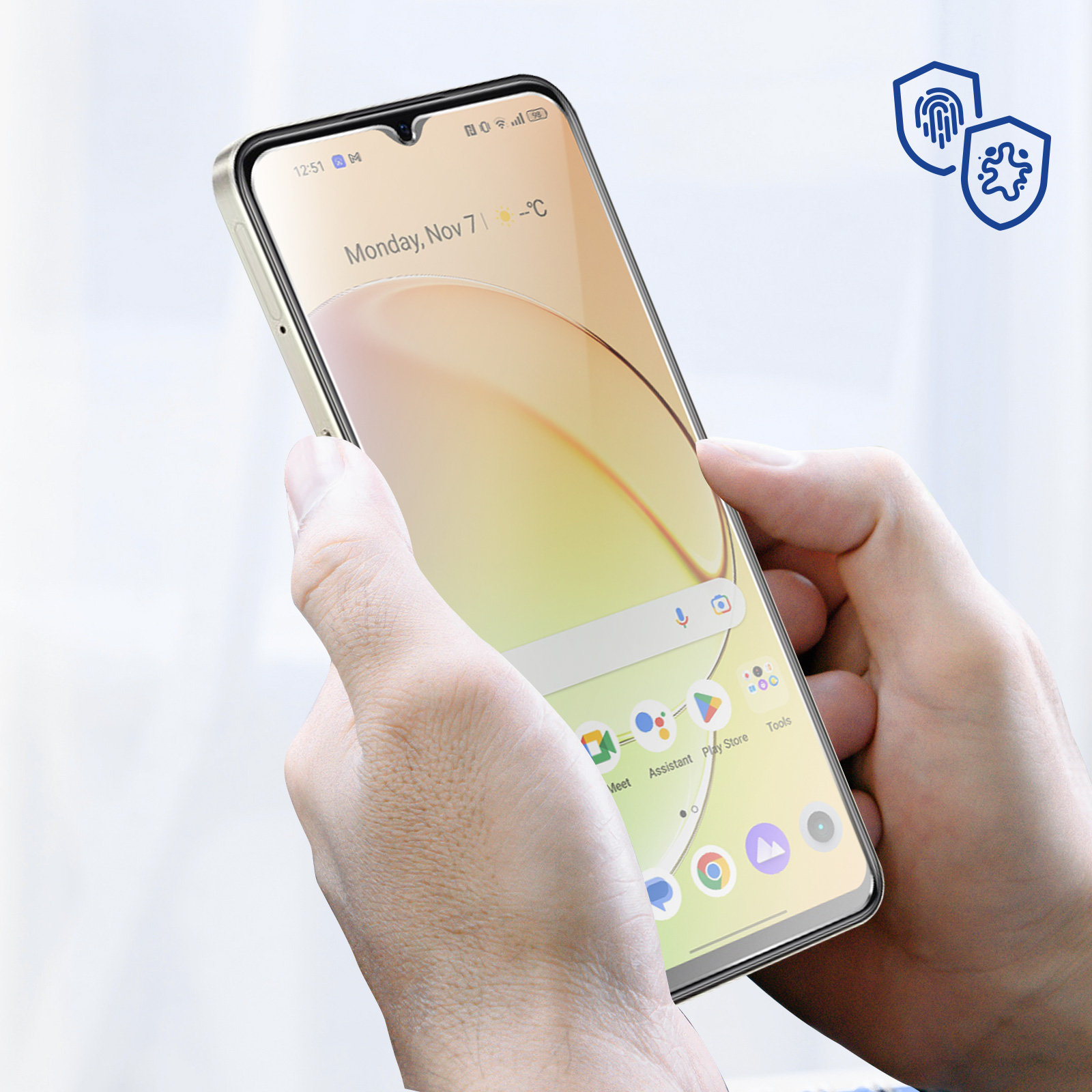 Une personne tenant un téléphone affichant la date, l'heure et les icônes d'applications. Deux icônes de bouclier bleus en arrière-plan.