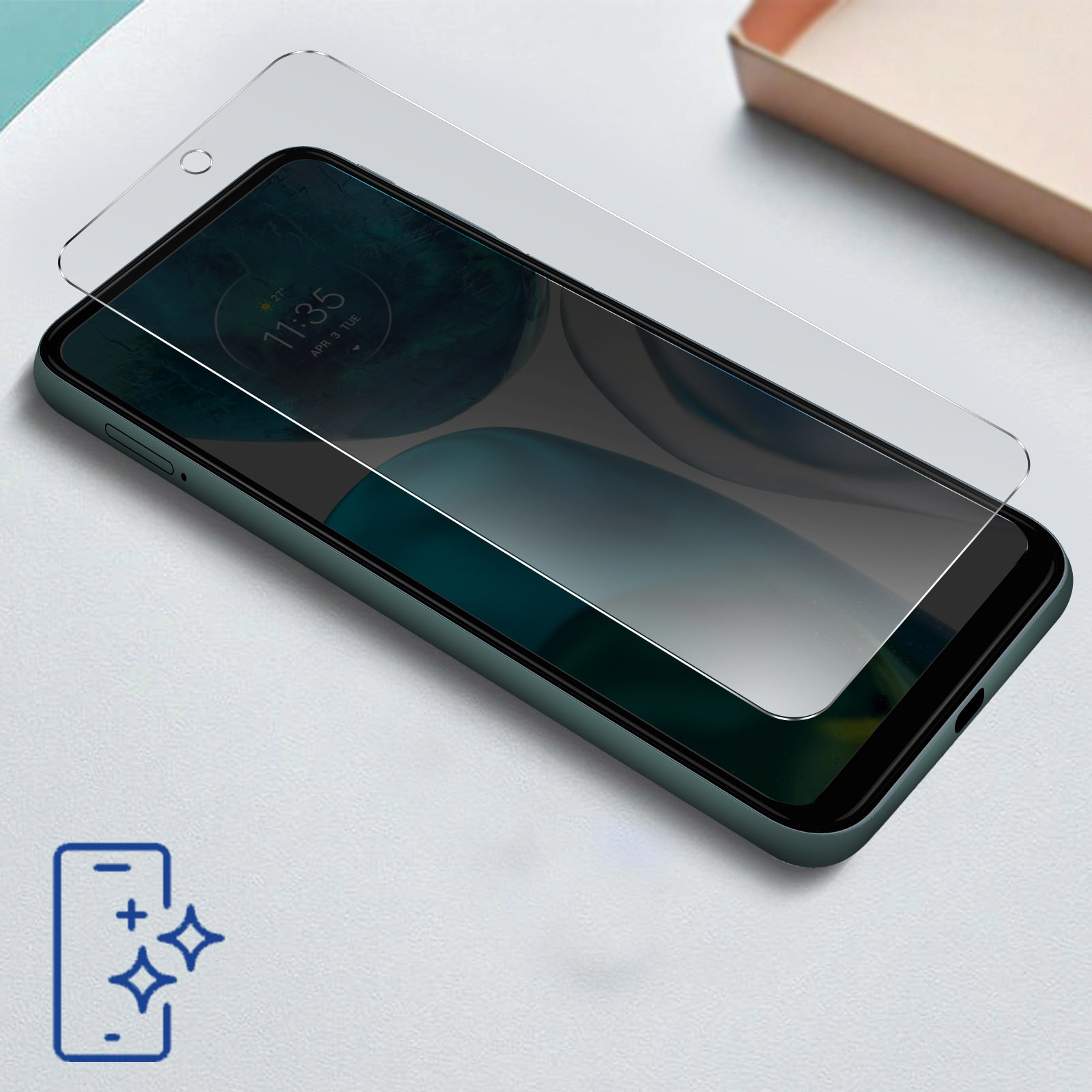 Uno smartphone con protezione schermo. Lo schermo mostra l'ora. Il telefono è verde e lo sfondo è bianco.