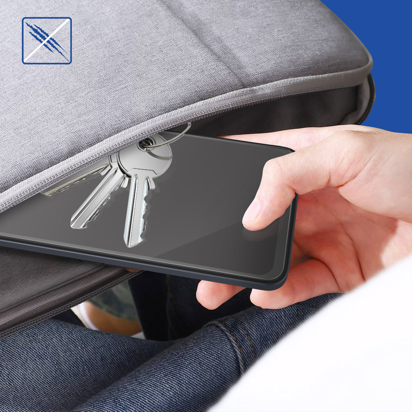 Mano che tiene un telefono con chiavi dentro una borsa. Sfondo blu. Si vedono jeans e una camicia bianca.