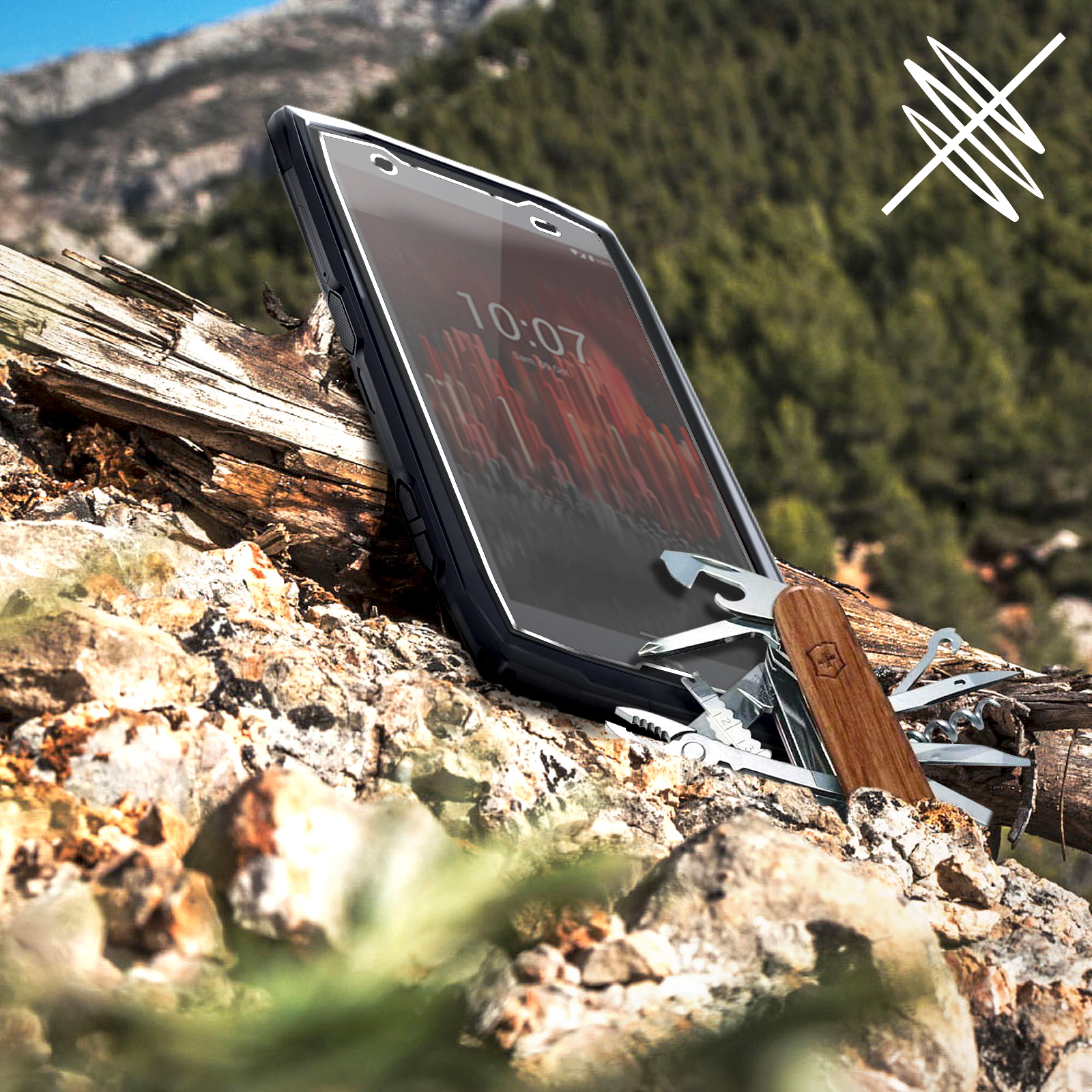 Telefono con custodia e multiutensile su una roccia in un ambiente naturale.