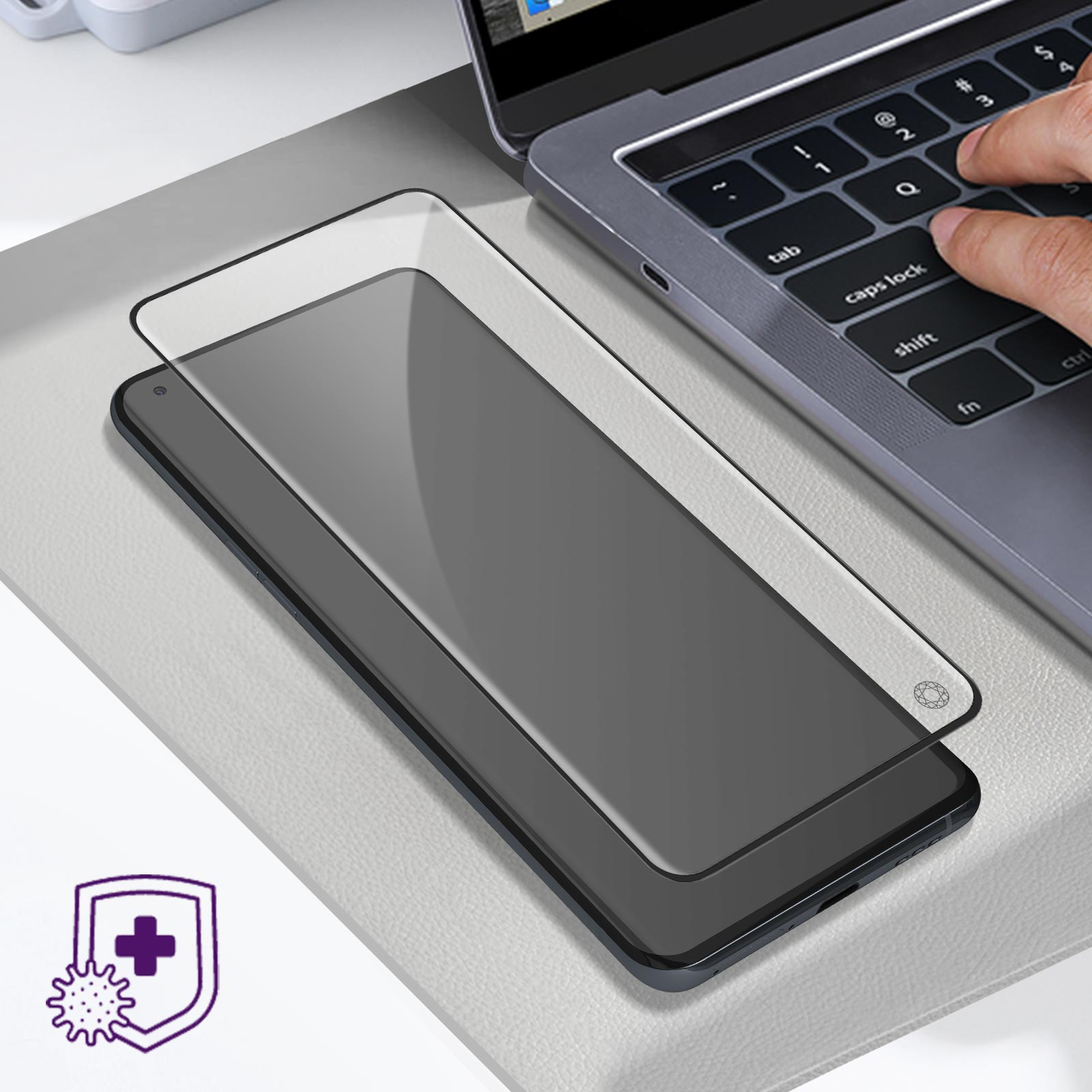 Telefoon met schermbeschermer. Hand typt op laptop. Grijs oppervlak. Plus-symbool en viruspictogram.