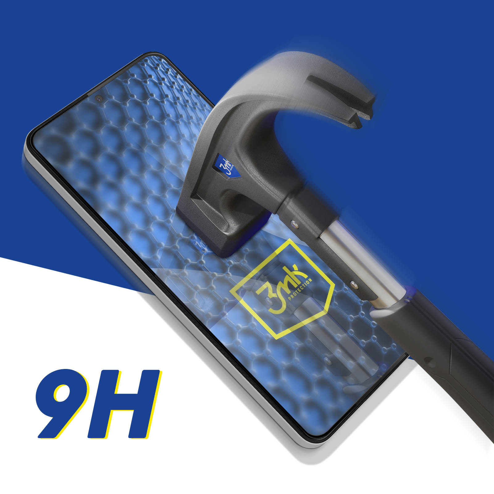Młotek uderza w telefon z ochroną ekranu, z napisem 9H. Widoczna ochrona 3mk.