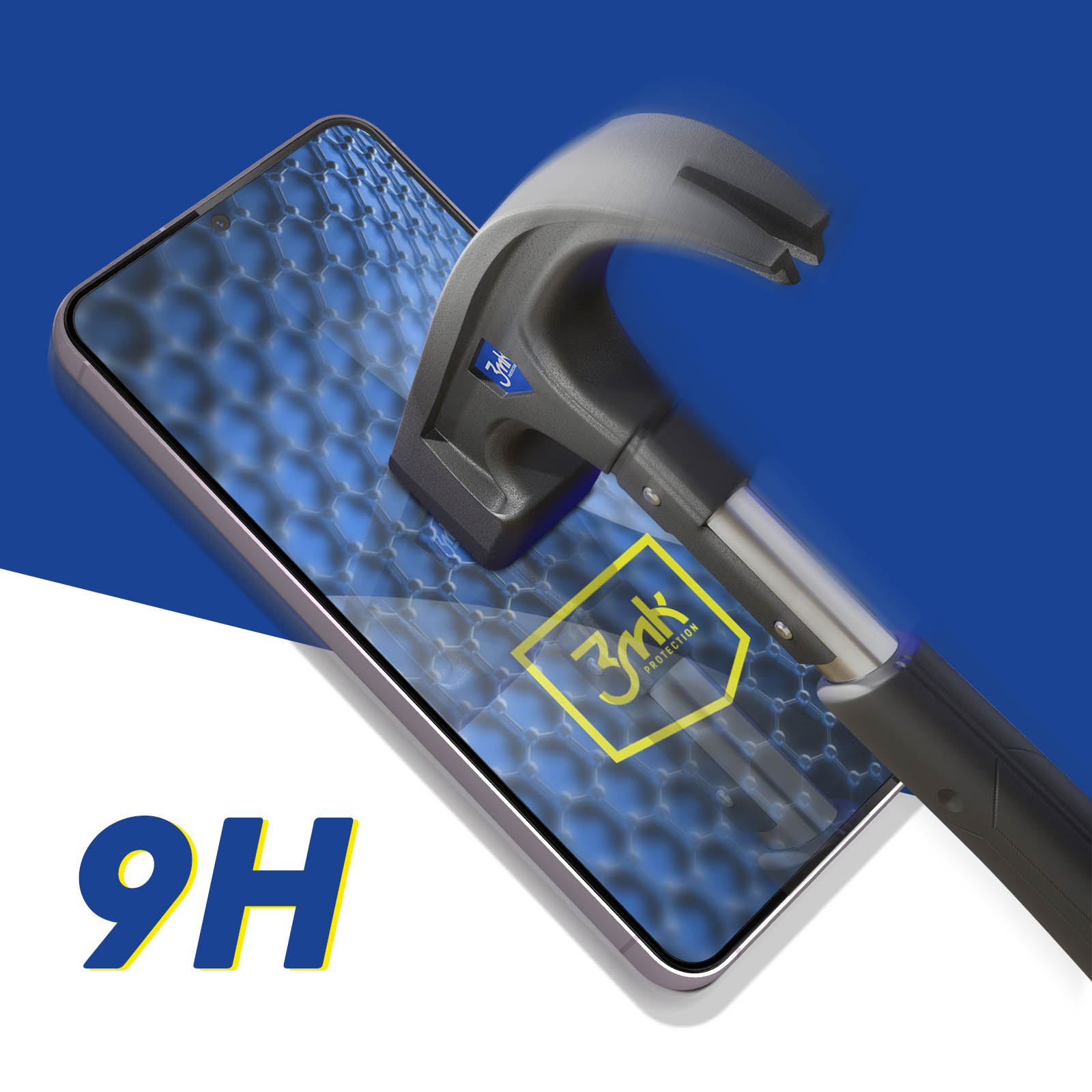 Młotek uderza w telefon z ochroną ekranu, z napisem 9H. Widoczna ochrona 3mk.