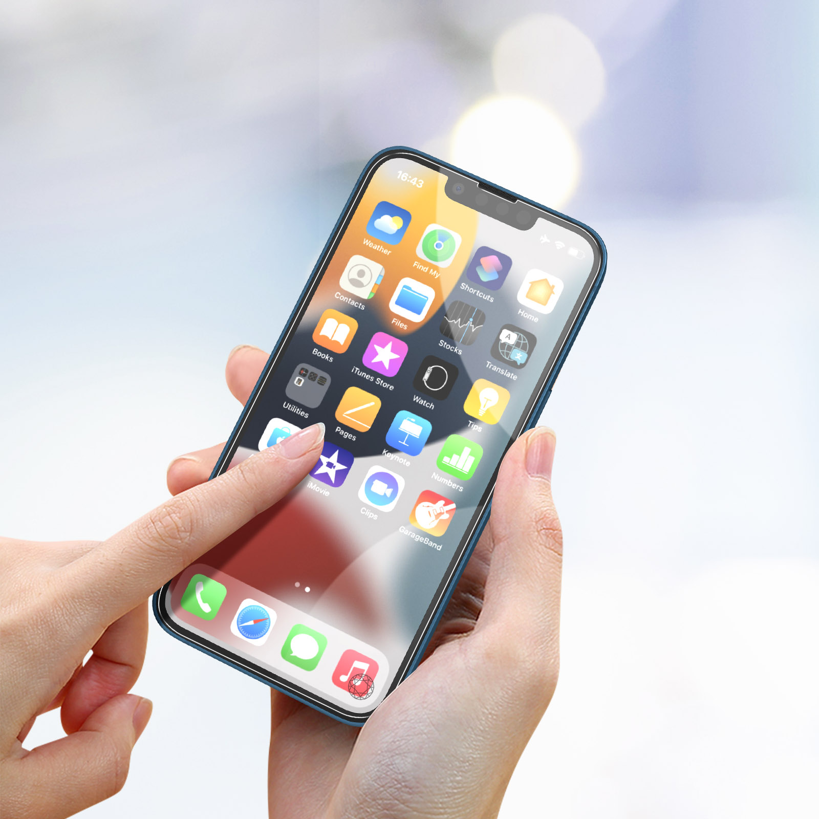 Hand houdt blauwe telefoon vast met app-iconen op het scherm, in een moderne omgeving.