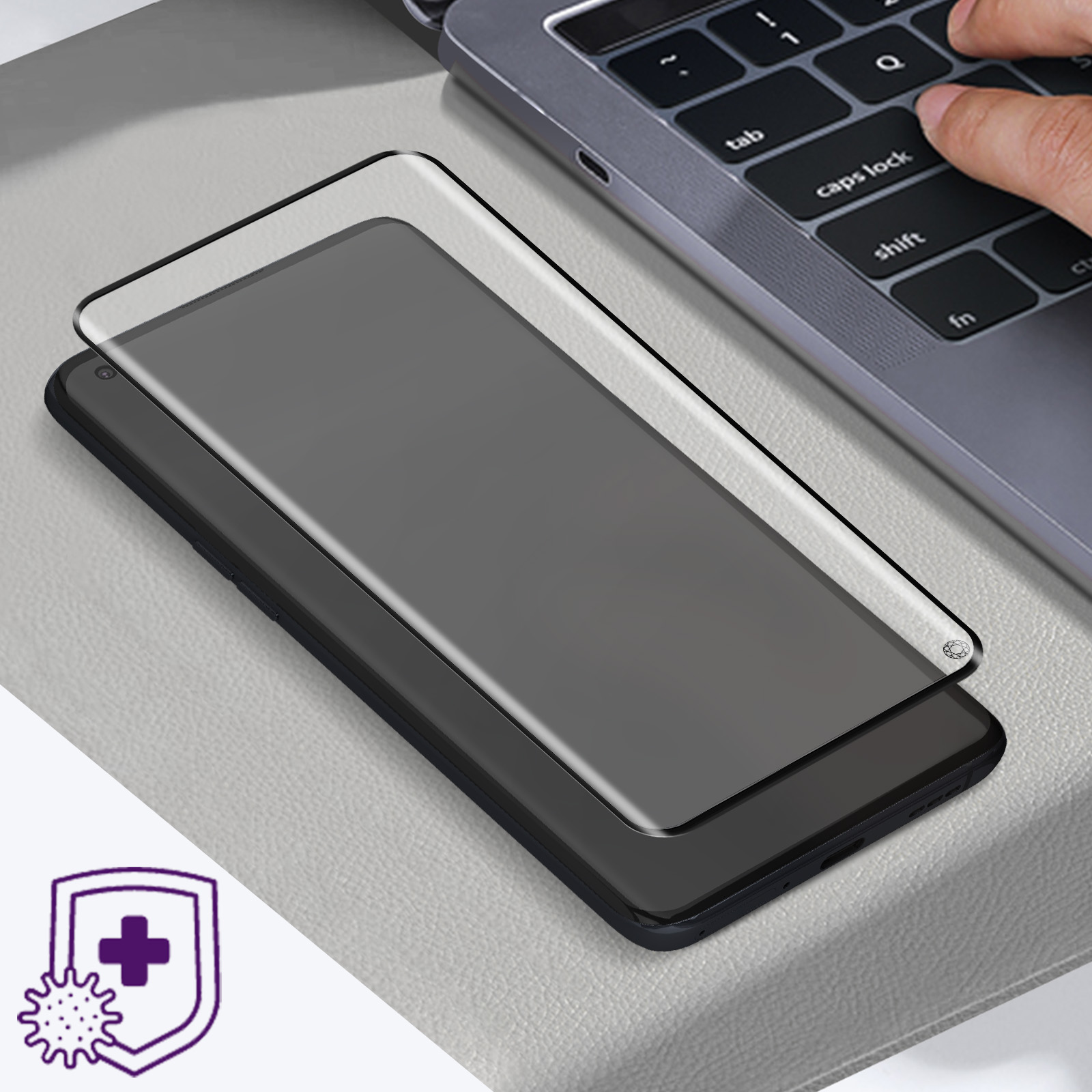 Smartphone avec protecteur d'écran appliqué. Le téléphone est sur une surface grise. Icône d'un bouclier avec un plus.