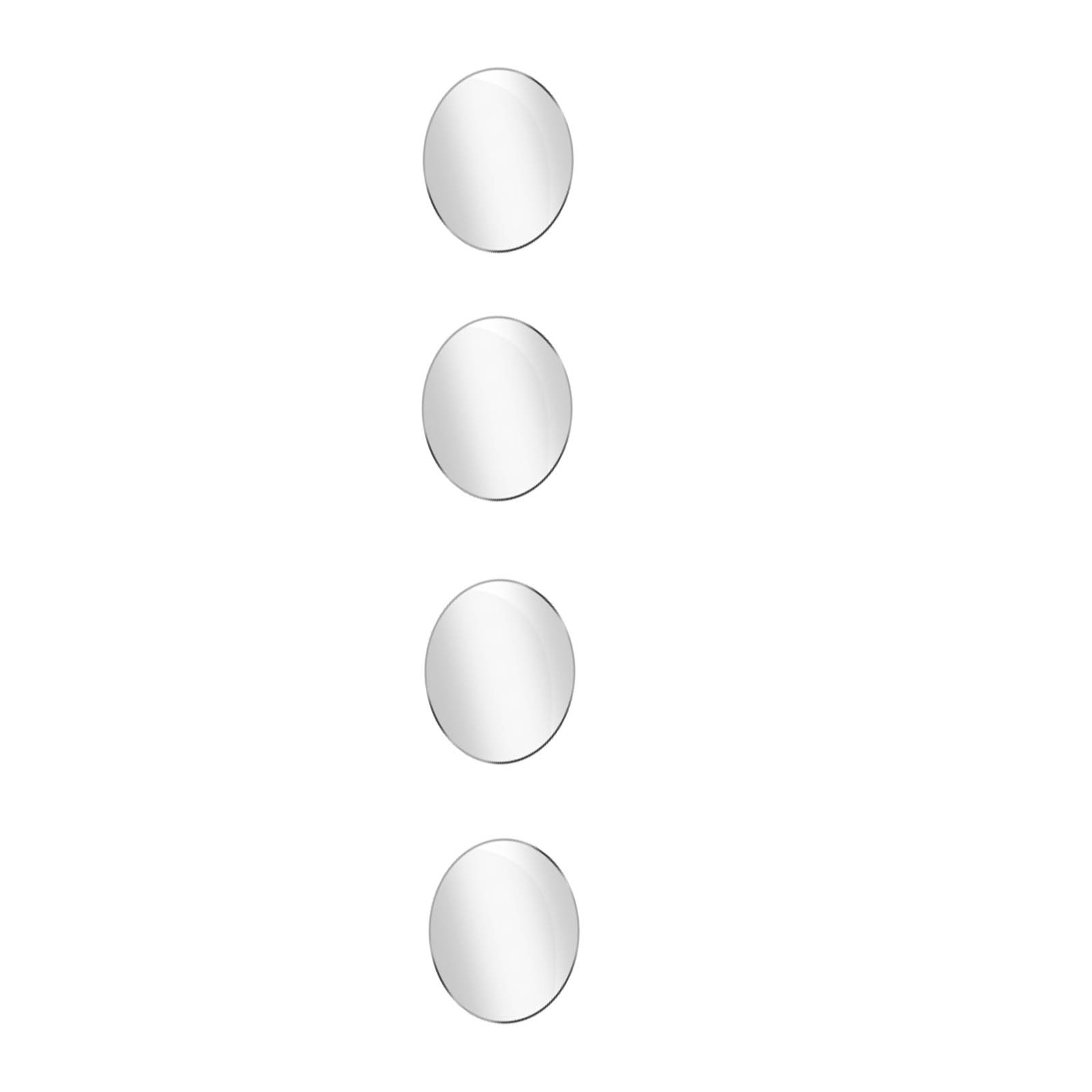 Quattro oggetti circolari riflettenti sono allineati verticalmente su sfondo bianco.