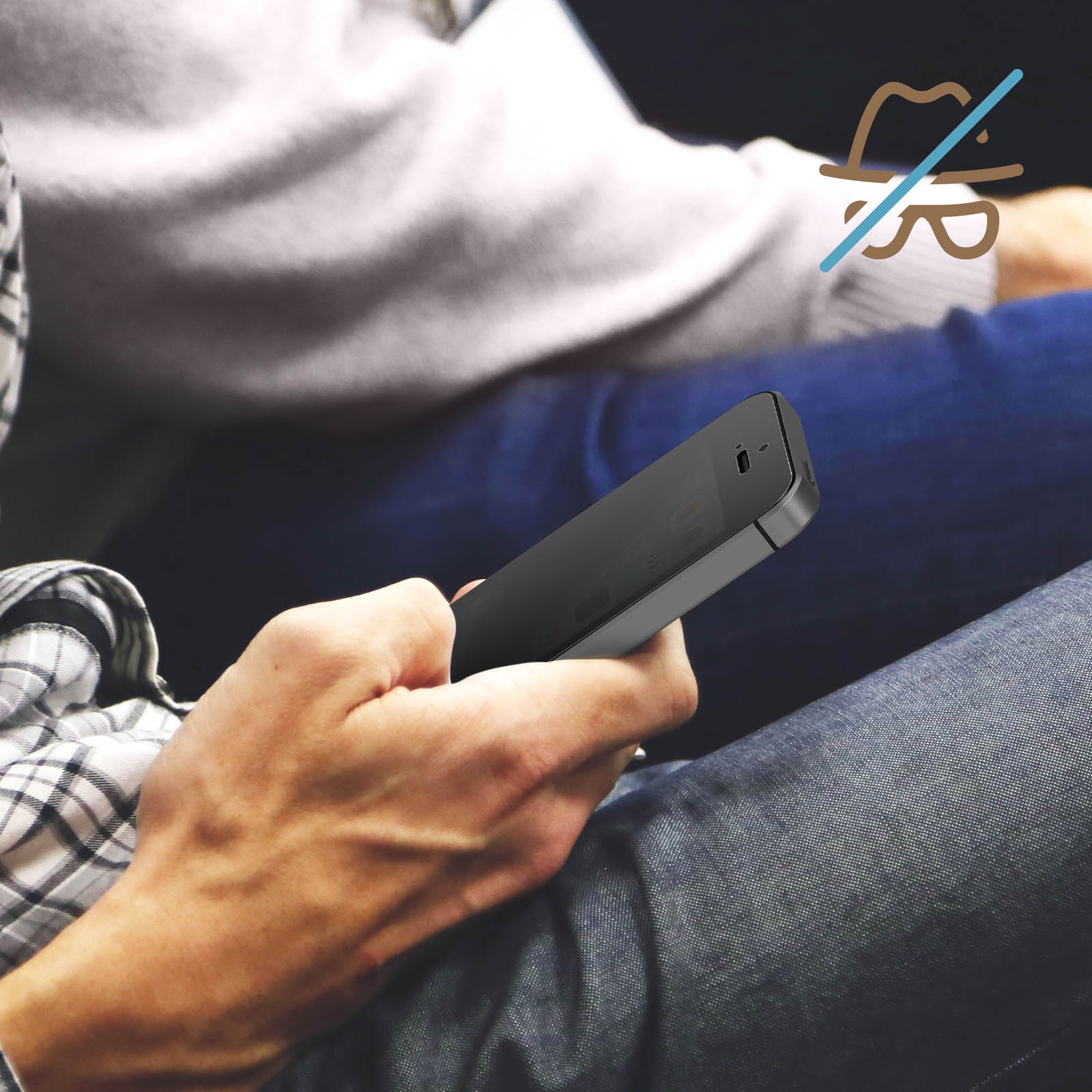 Une personne tenant un téléphone, avec un écran de confidentialité, empêchant les autres de voir l'écran.
