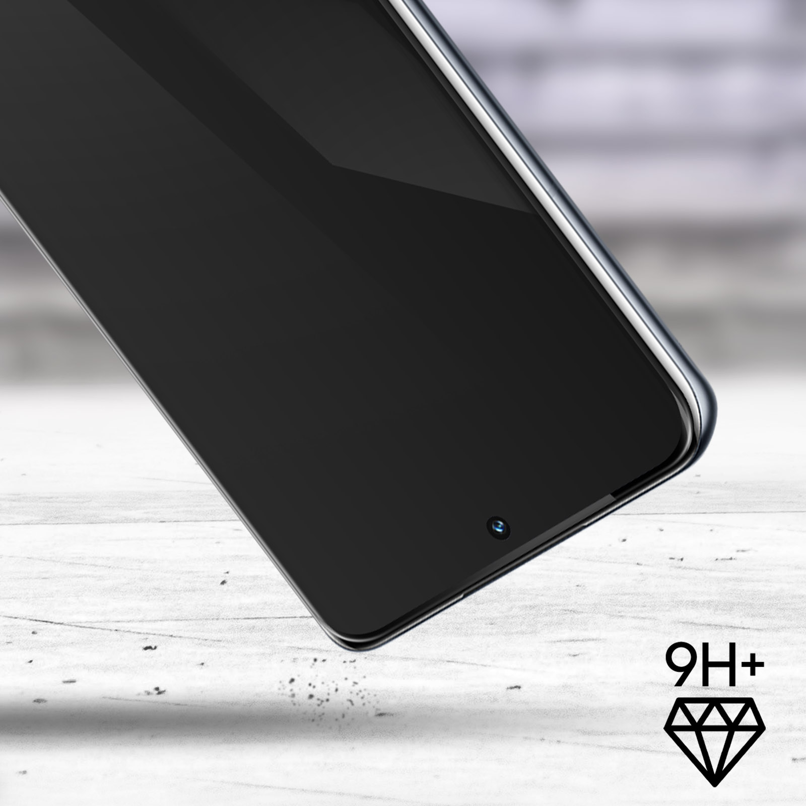 Telefoonscherm met een screenprotector aangebracht. Een diamant- en 9H+-logo staan in de onderste hoek.