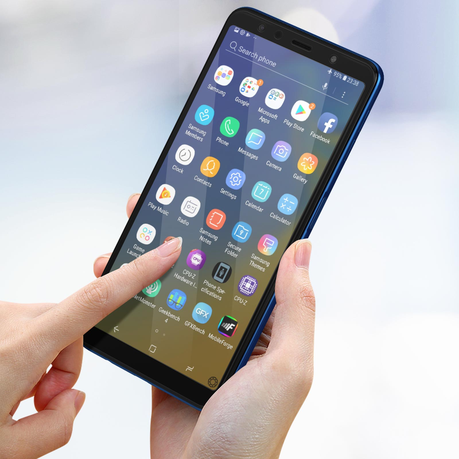 Een hand die een smartphone vasthoudt met meerdere app-iconen op het scherm. Blauwe telefoon met een zwart scherm.