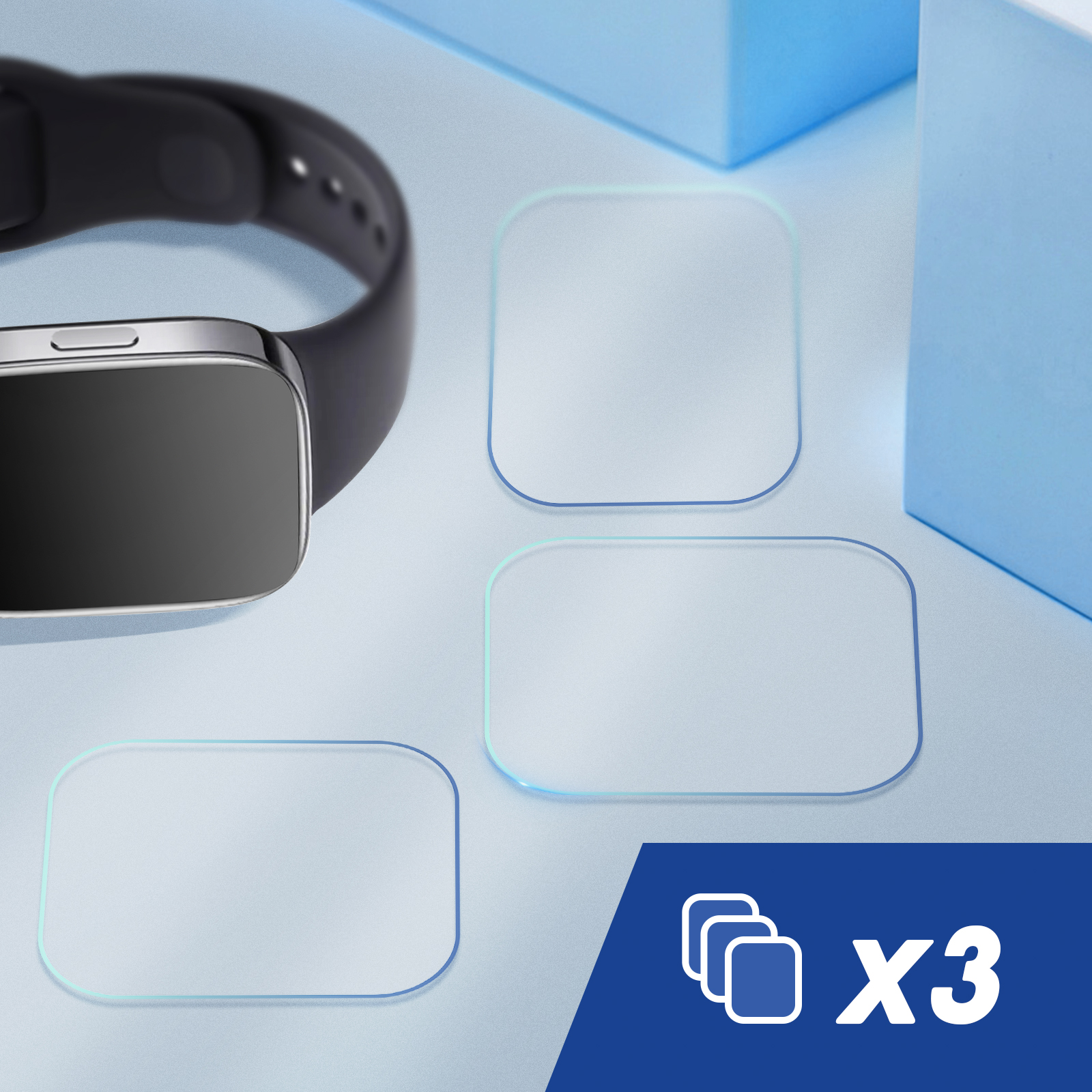 Smartwatch e tre protezioni schermo. Le protezioni sono trasparenti e rettangolari.
