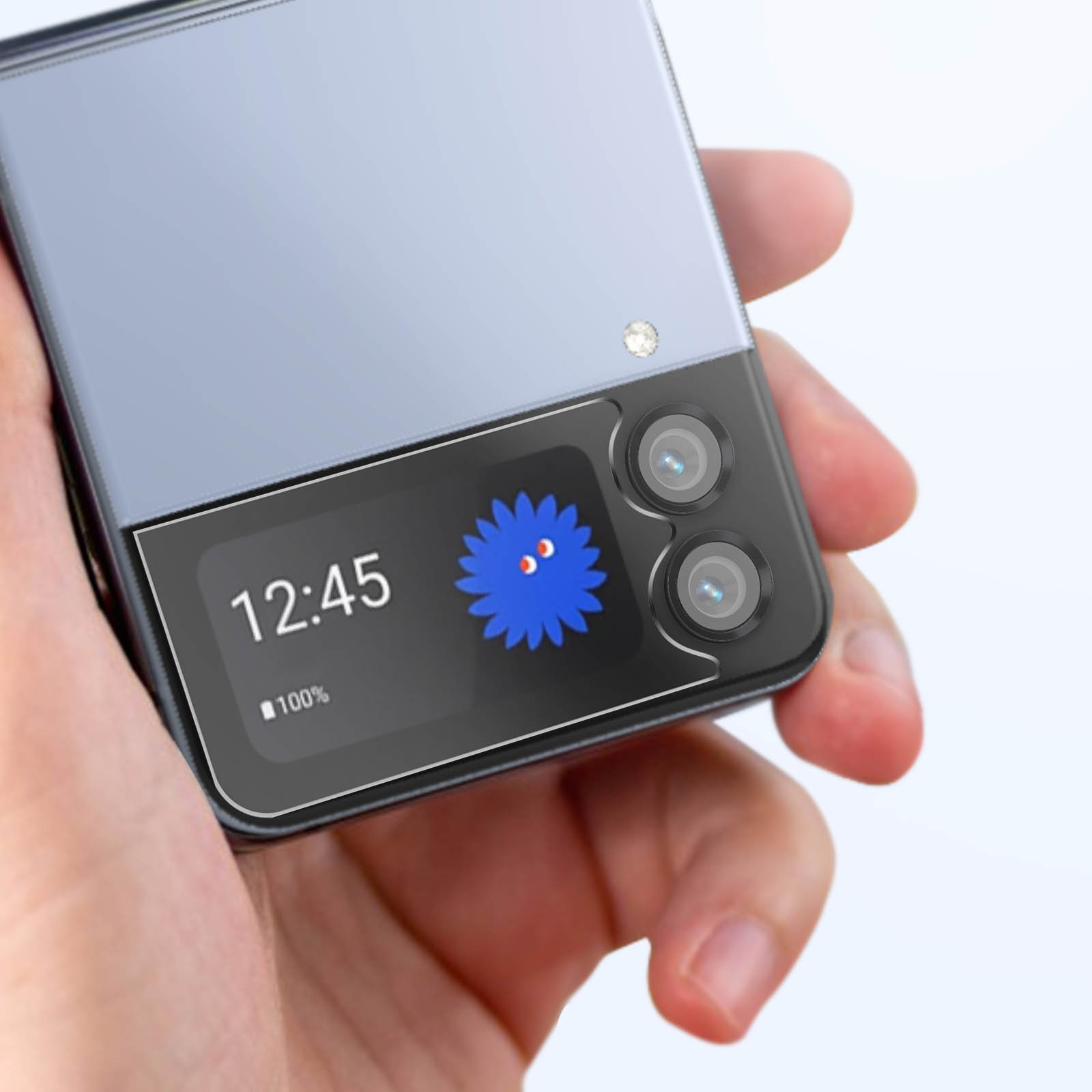 Telefono pieghevole che mostra l'ora e la percentuale della batteria. In mano. Sfondo blu.