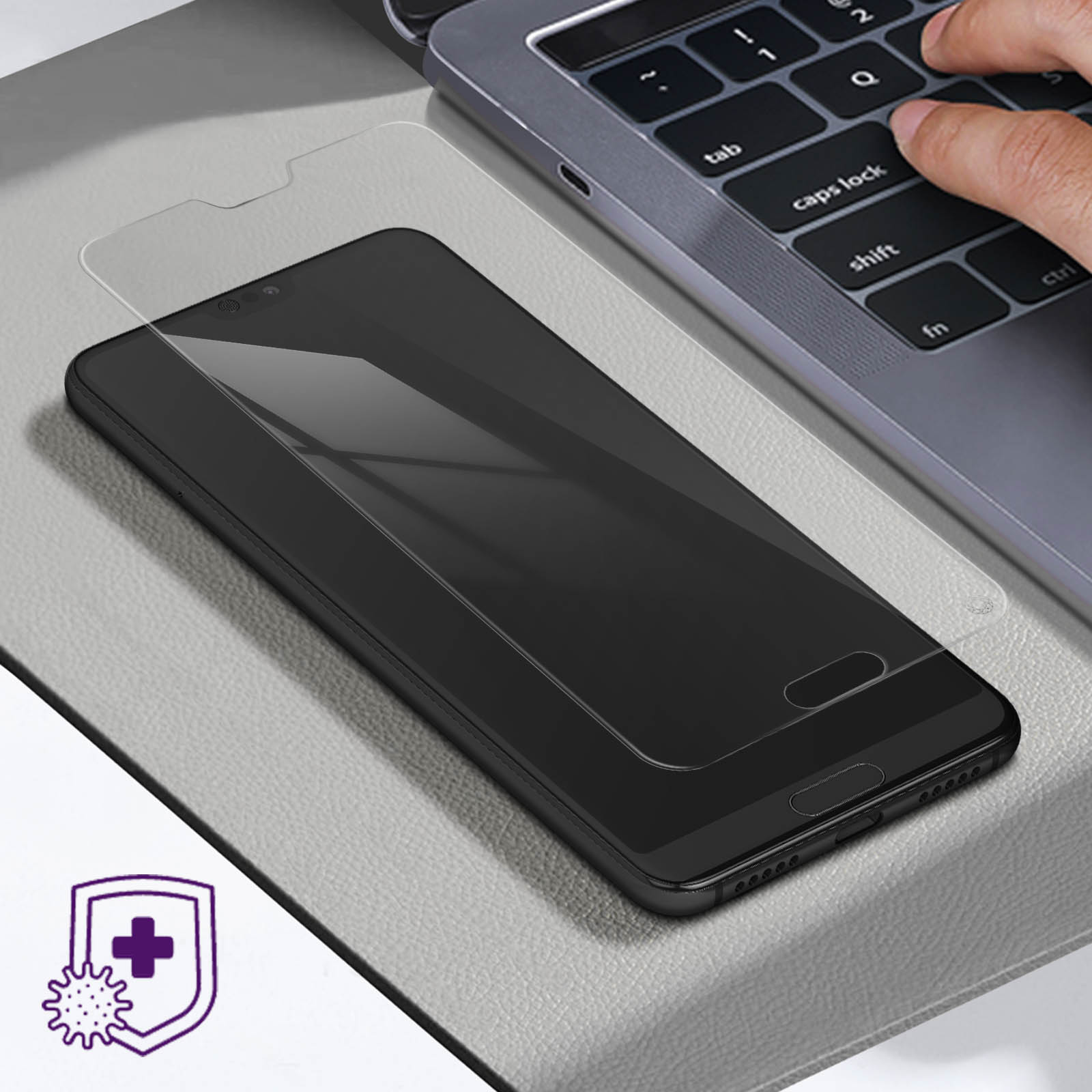 Un téléphone noir avec protecteur d'écran, une main appuie sur le clavier. Une icône de protection contre les virus est dans le coin.