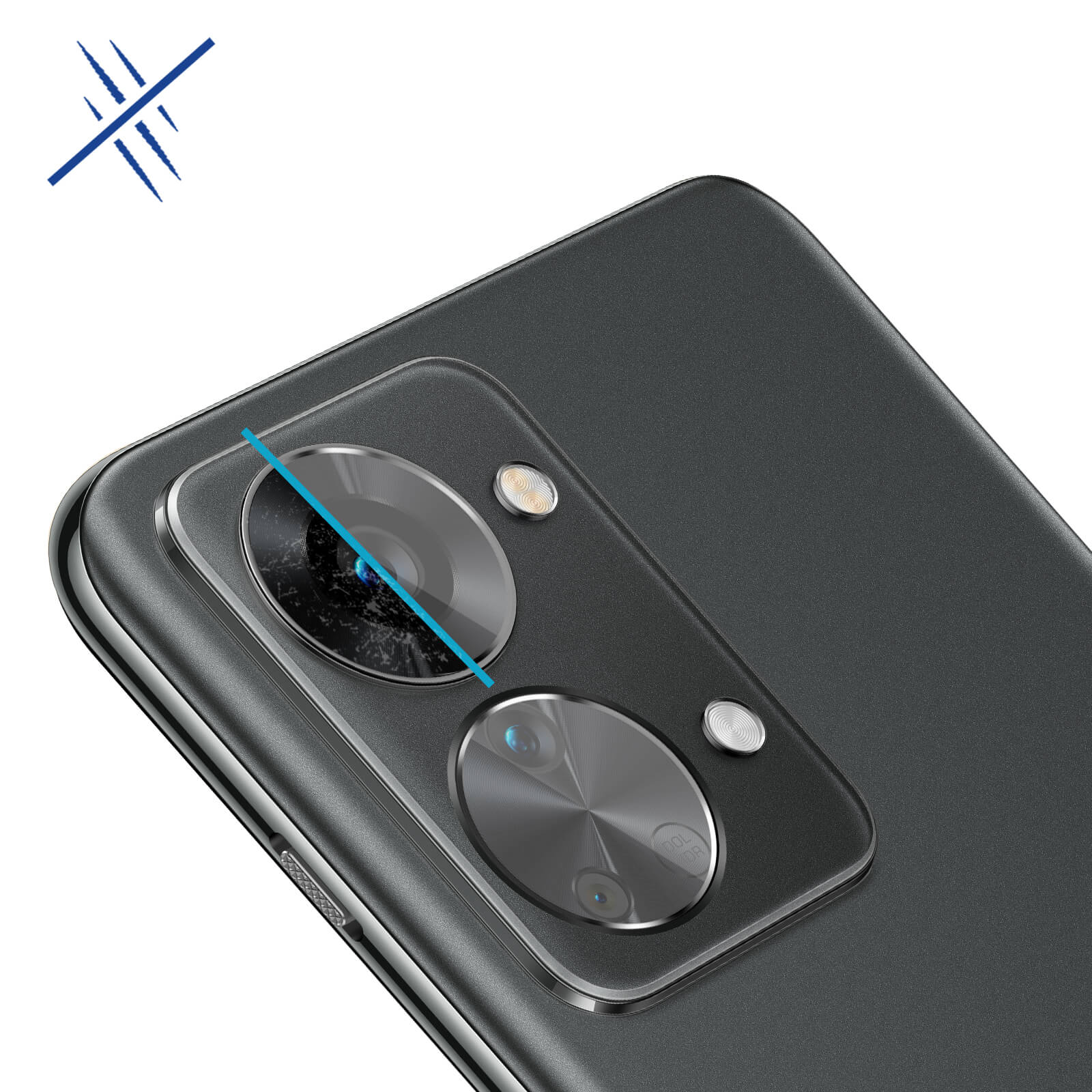 Primo piano del modulo fotocamera di uno smartphone. Obiettivi e flash visibili su un telefono grigio scuro. Una linea blu attraversa le lenti.