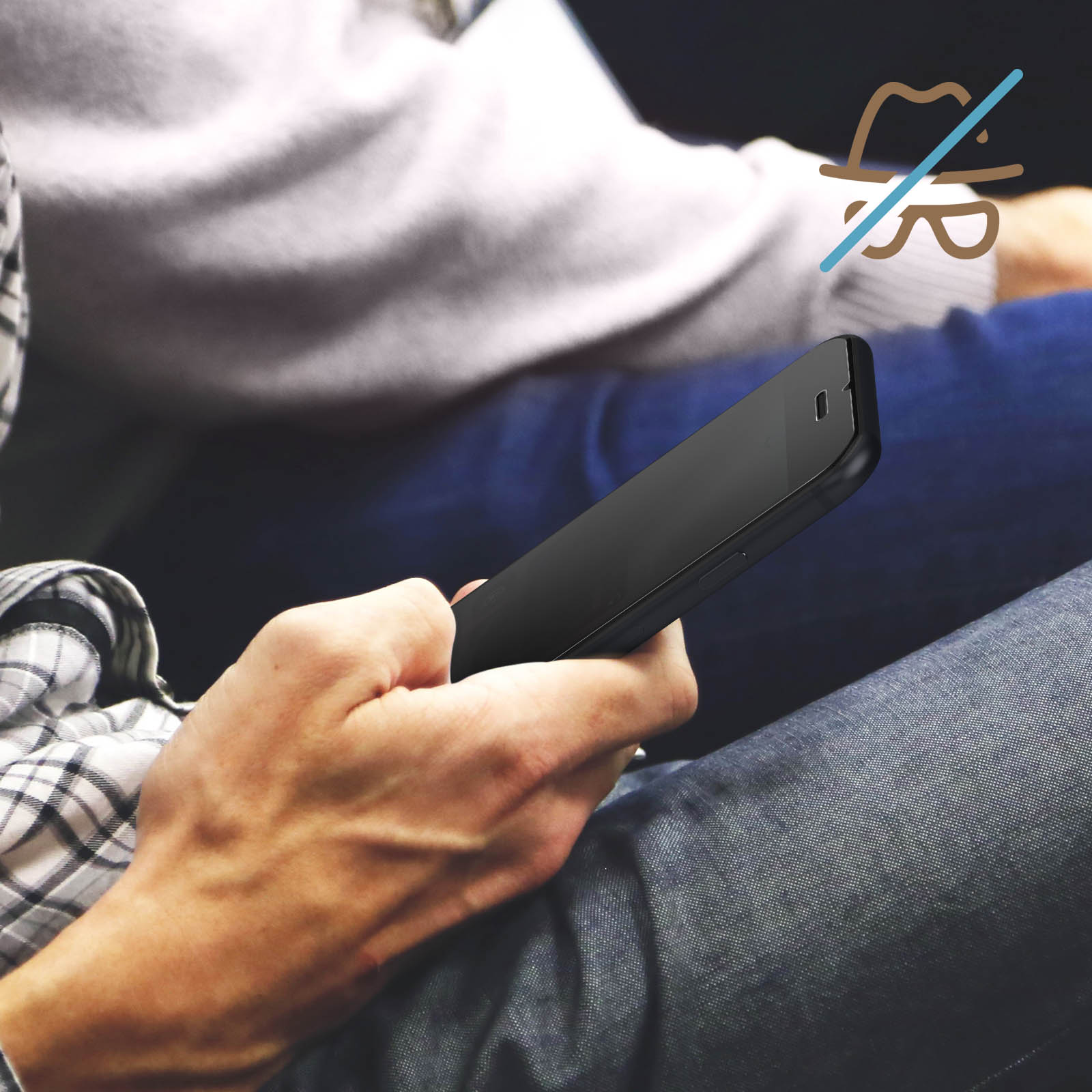 Une main tenant un smartphone noir. Une icône de confidentialité est barrée en arrière-plan.