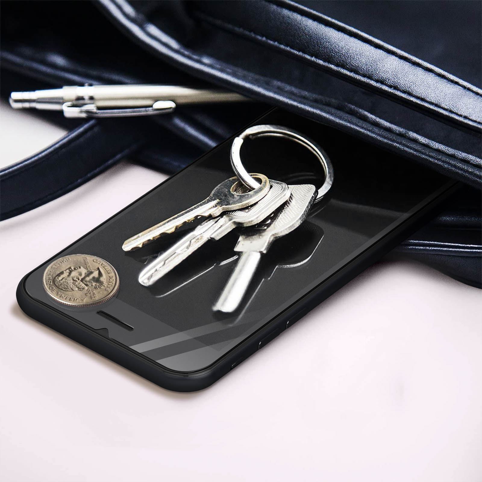Clés et une pièce de monnaie à l'intérieur d'une coque de téléphone dans un sac.