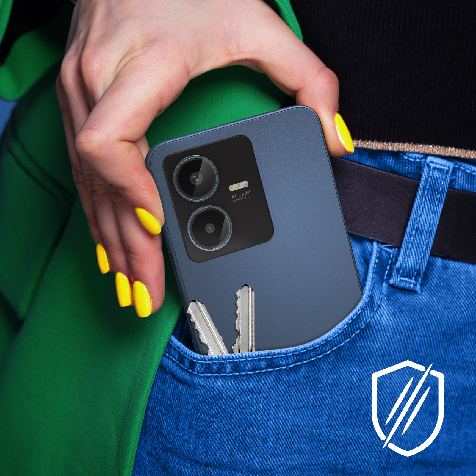 Una mano femminile tiene un telefono blu, chiavi in tasca. La mano ha lo smalto giallo, contro una giacca verde e jeans blu.
