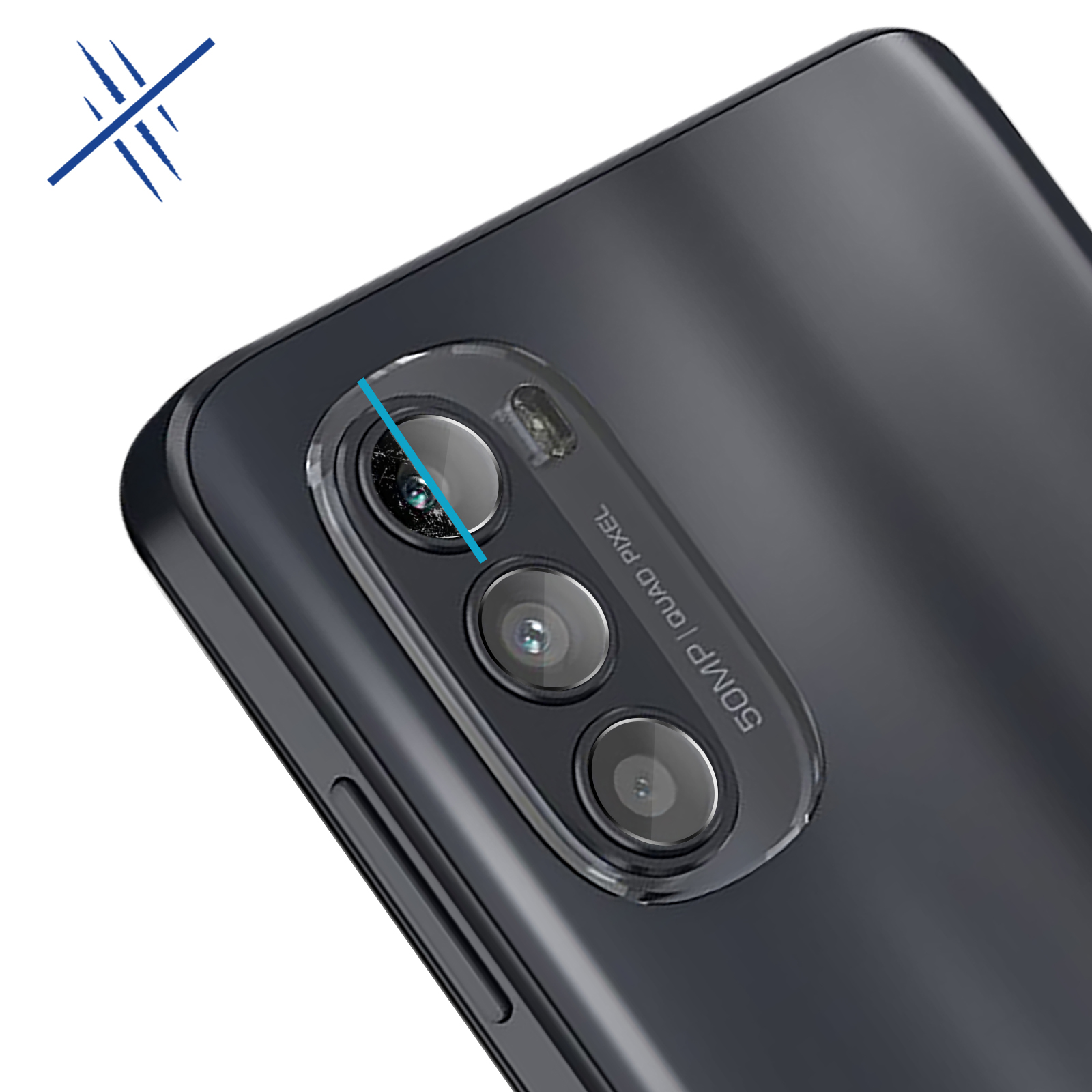 Primo piano del modulo fotocamera del telefono. Tre obiettivi visibili, con una linea blu sull'obiettivo superiore.