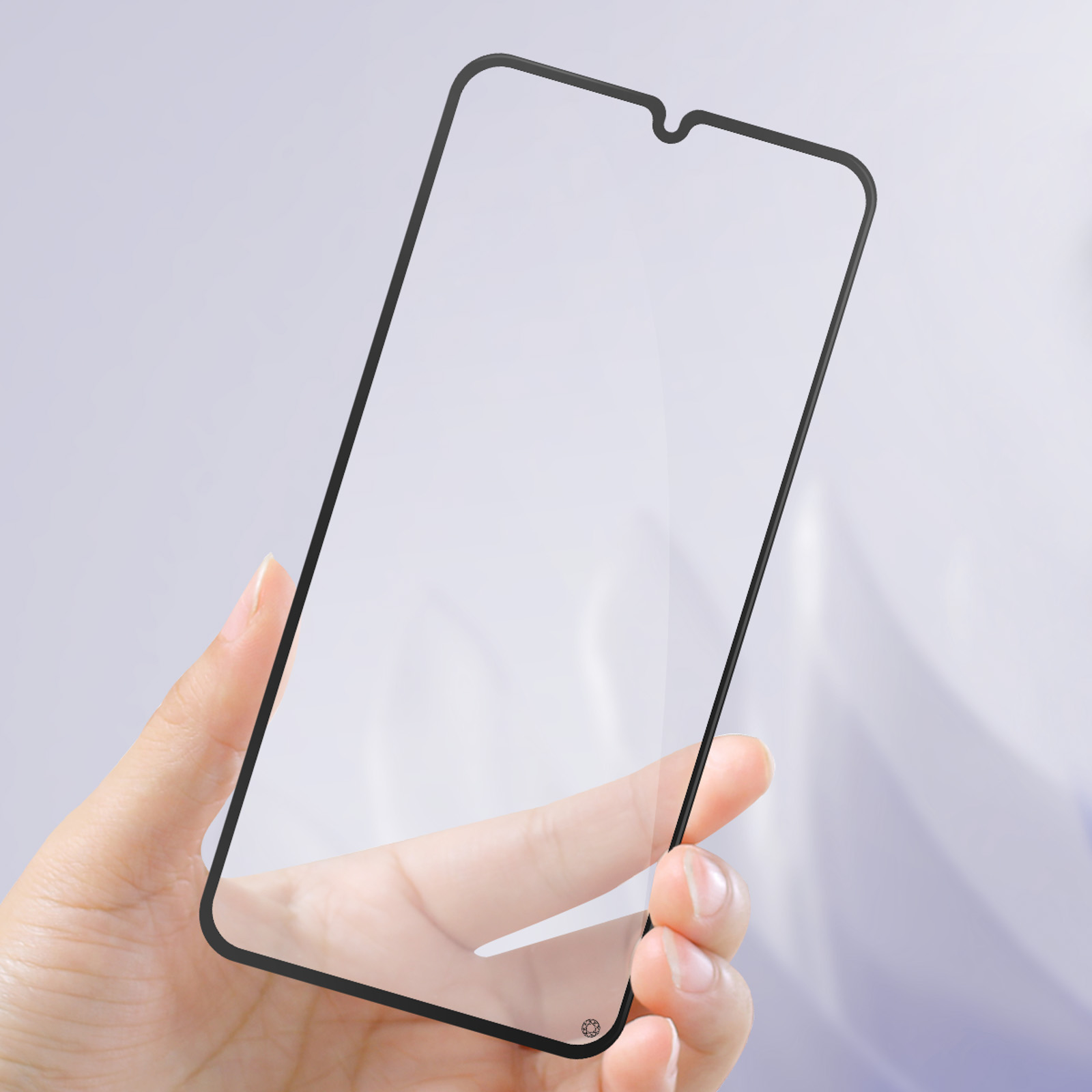 Een hand die een heldere schermbeschermer met zwarte rand vasthoudt, voor een telefoon.