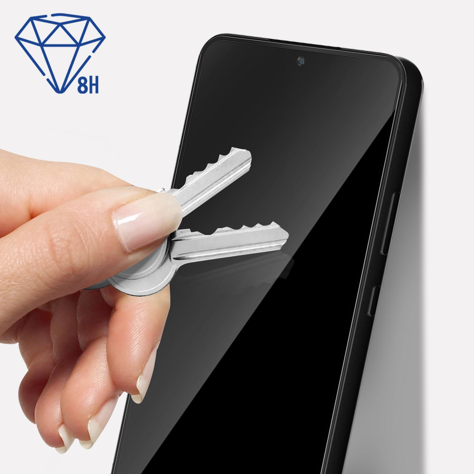 Mano che tiene le chiavi vicino a un telefono nero. Logo diamante e 8H nell'angolo in alto a sinistra.
