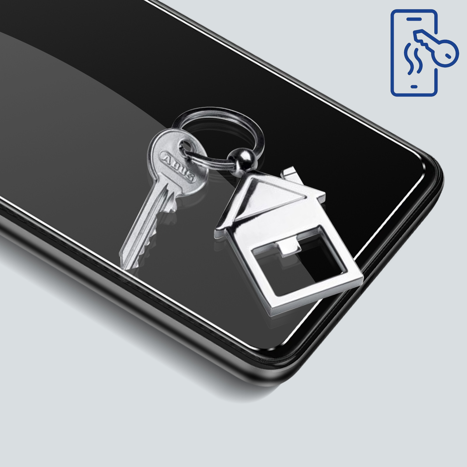 Una chiave e un portachiavi a forma di casa poggiano su uno schermo del telefono. Un'icona chiave appare sul telefono. Sfondo grigio.