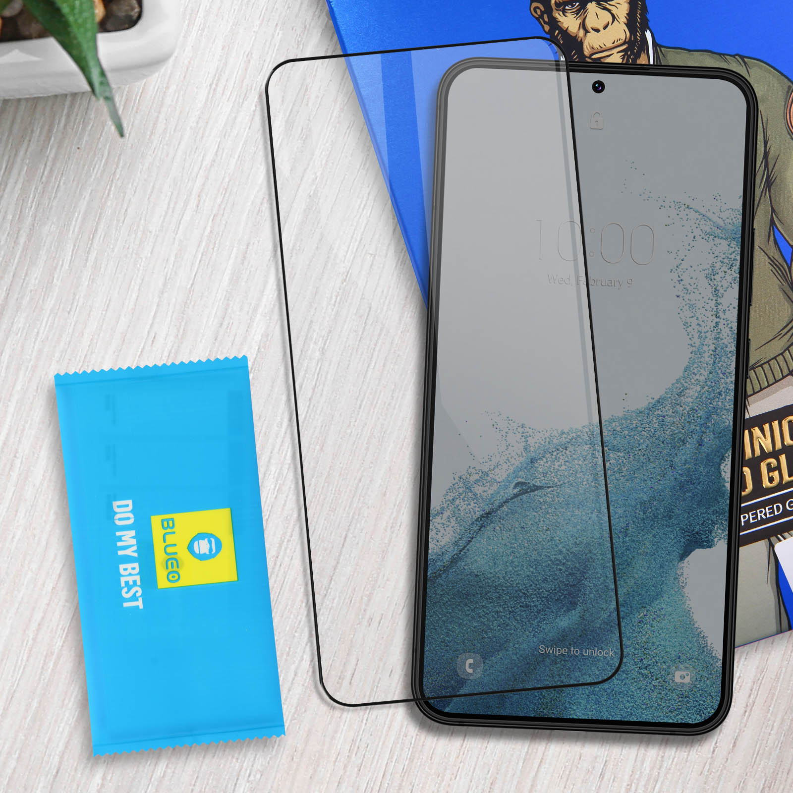 Pellicola protettiva per schermo con telefono, salviettina blu e fumetto.