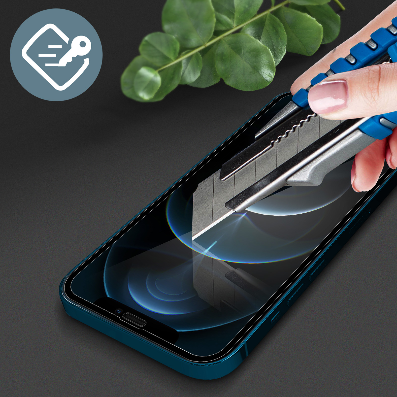 Een hand gebruikt een blauw mes om een ​​schermbeschermer op een teal smartphone aan te brengen. Groene bladeren op de achtergrond.