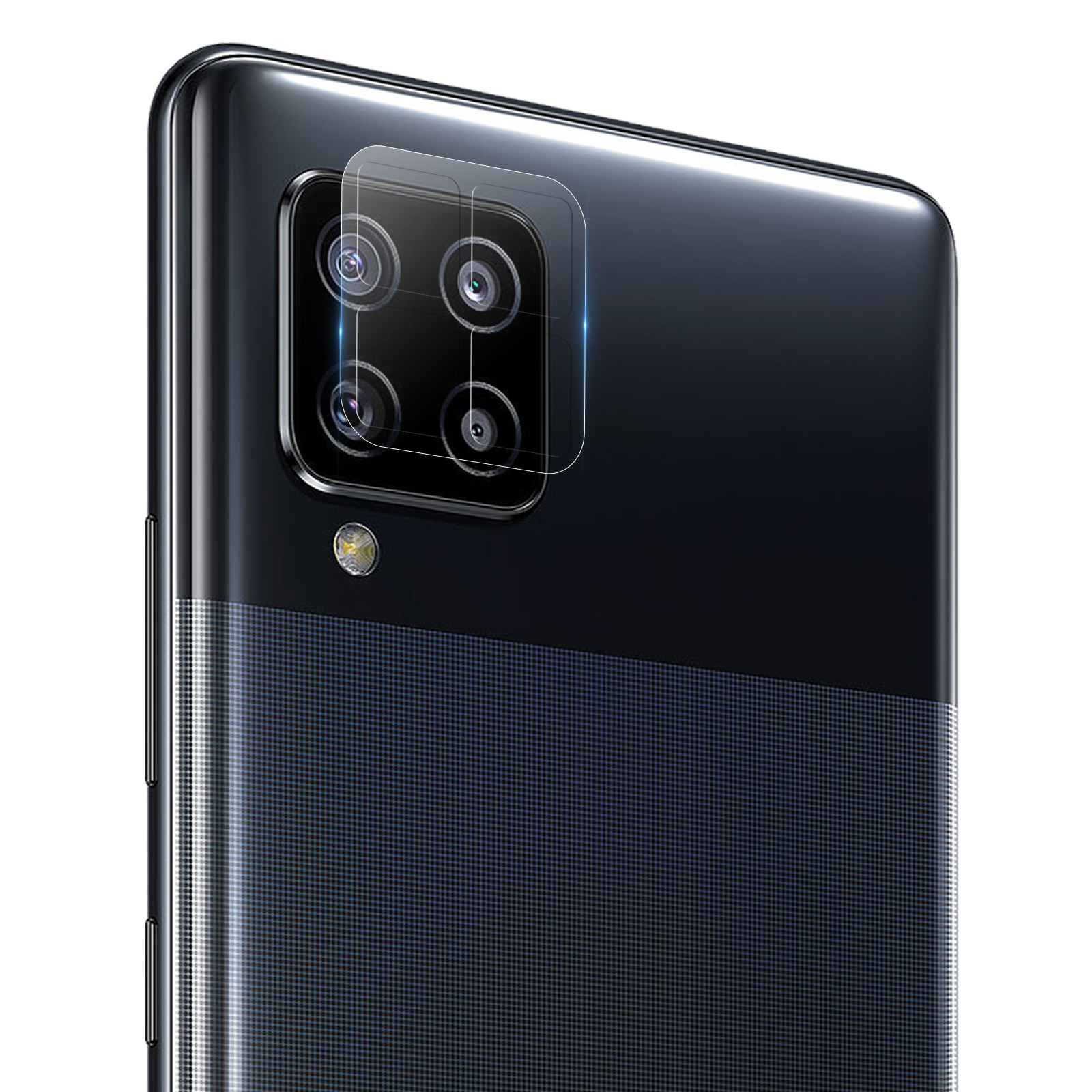 Primo piano del retro di uno smartphone nero. Gruppo fotocamere quad con protezione schermo. Parte inferiore con design a griglia.