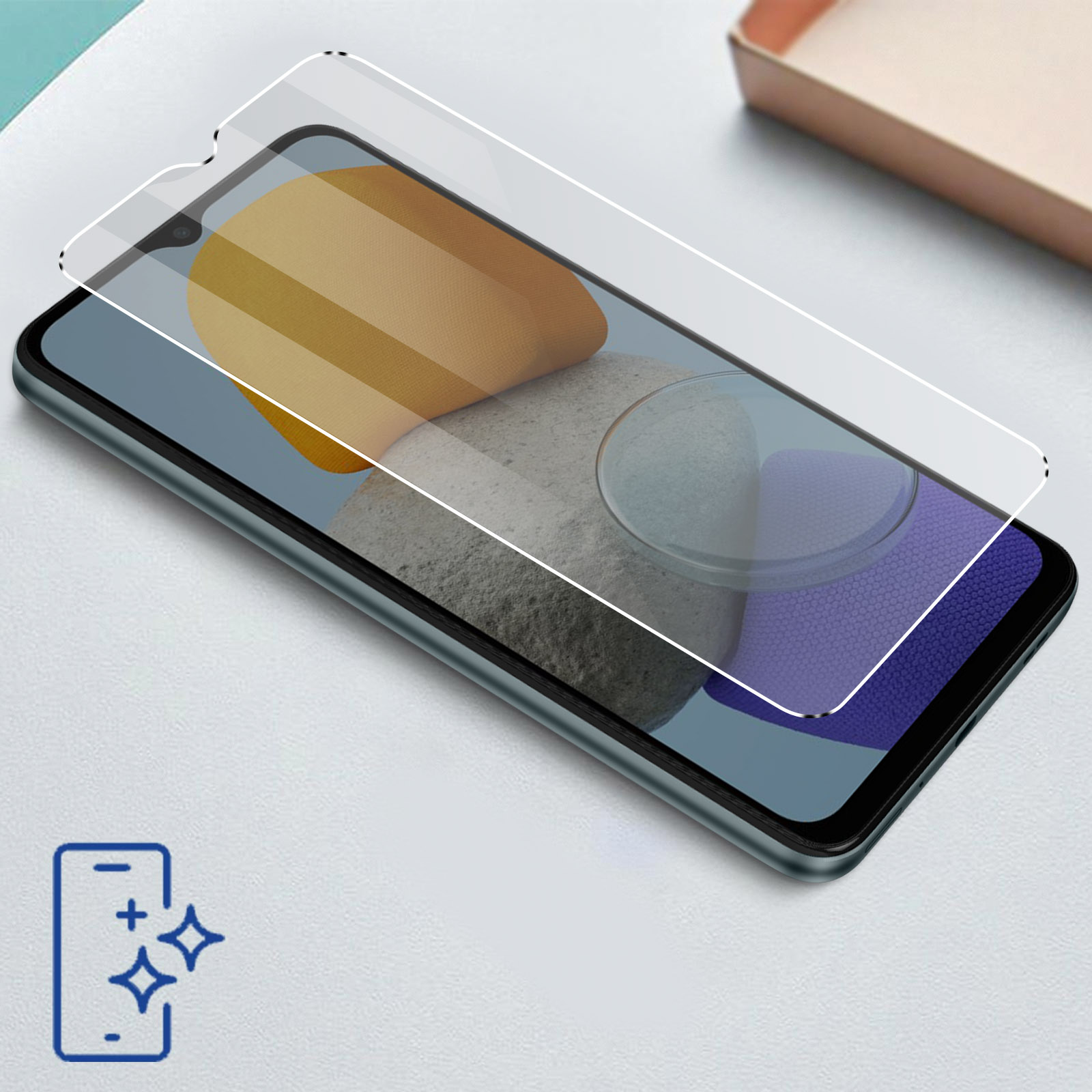 Uno smartphone con protezione schermo. Il telefono ha uno schermo con forme astratte. Lo sfondo è bianco.