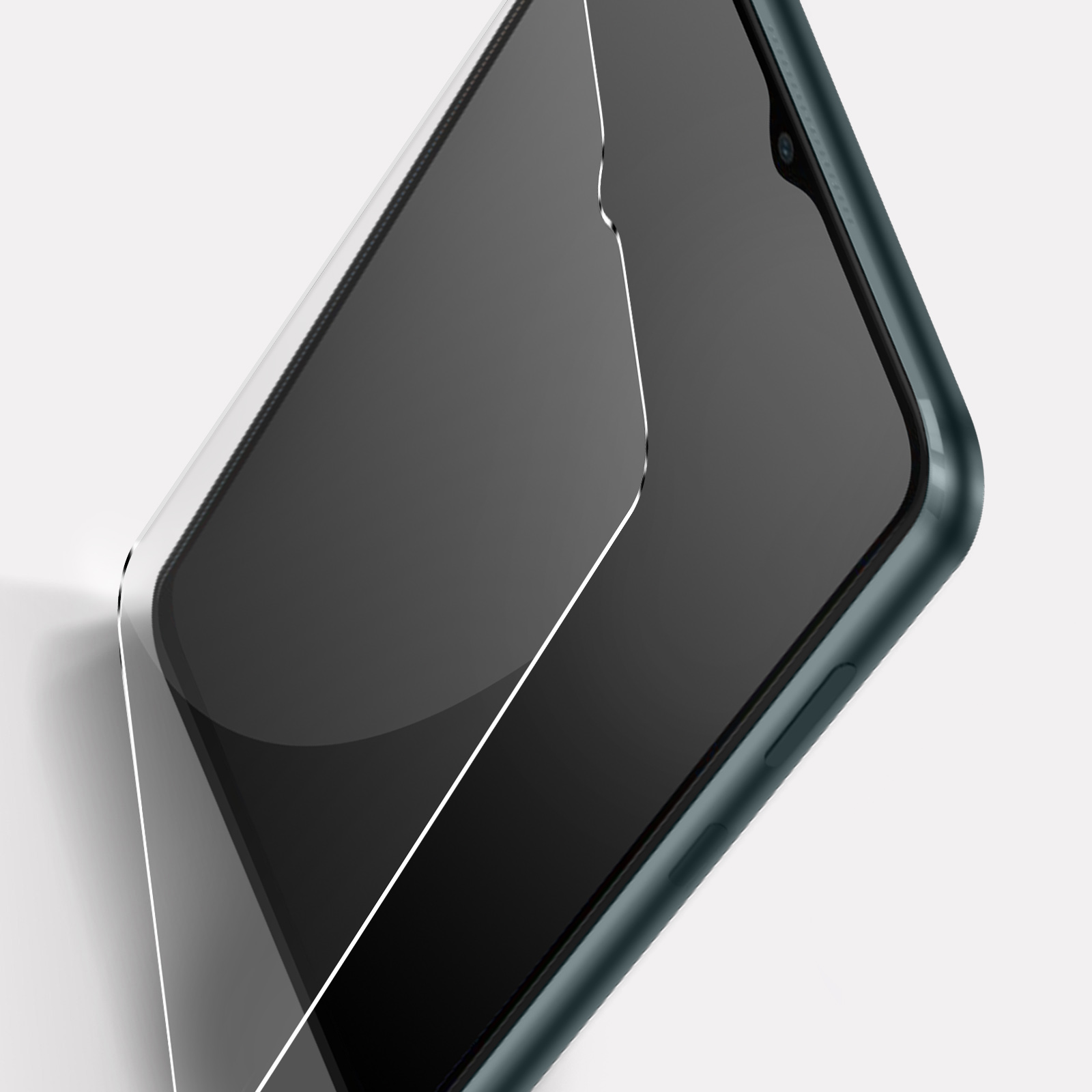 Primo piano di uno smartphone con protezione schermo. Il telefono ha uno schermo scuro e una cornice blu scuro. Lo sfondo è bianco.