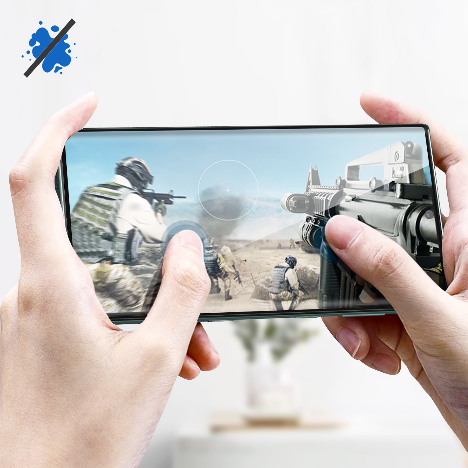 Mani che tengono un telefono con una scena di gioco. Soldati visibili sullo sfondo.