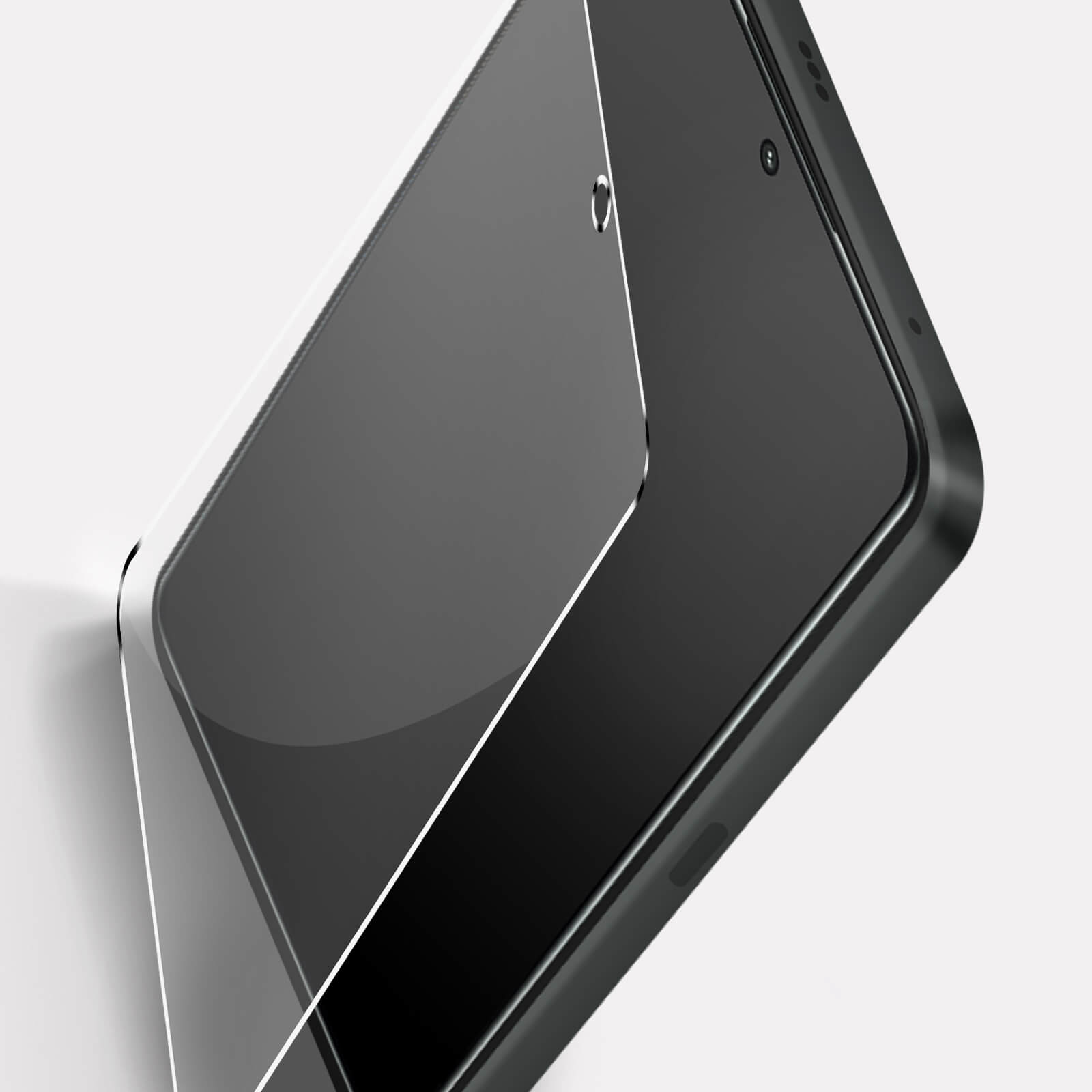 Telefon z ochraniaczem ekranu. Telefon jest czarny i ma krzywiznę. Ochraniacz jest przezroczysty.