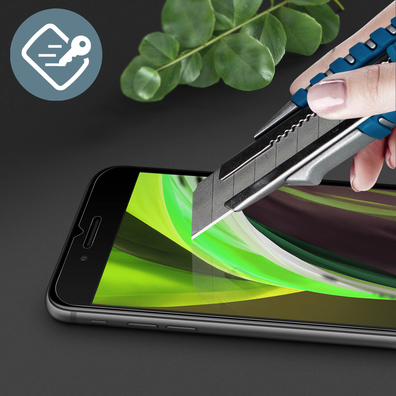 Une main utilise un cutter pour retirer un protecteur d'écran d'un téléphone. Graphique vert et blanc sur l'écran.