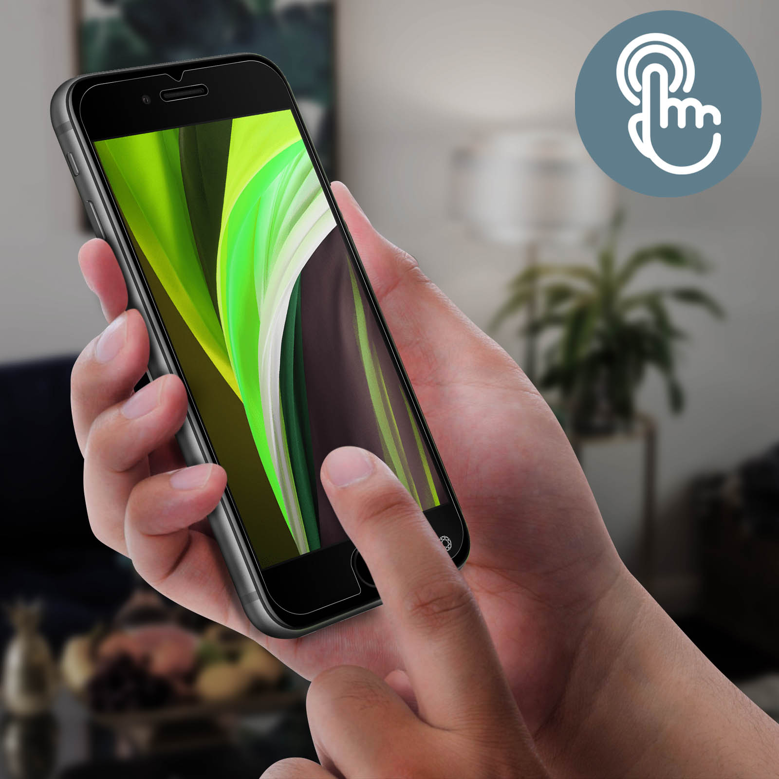 Een hand houdt een smartphone vast. Een andere vinger raakt het scherm aan. Het scherm toont groene en witte abstracte kunst.
