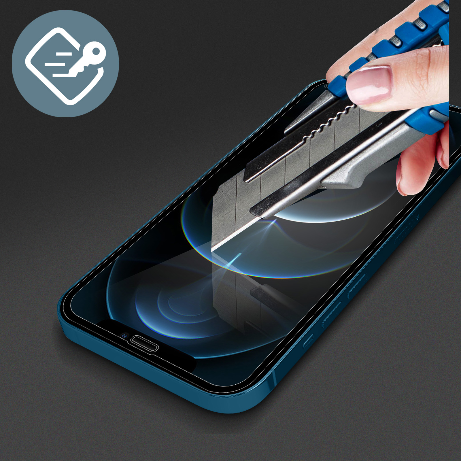 Een persoon snijdt een schermbeschermer op een blauwe telefoon met een cutter.