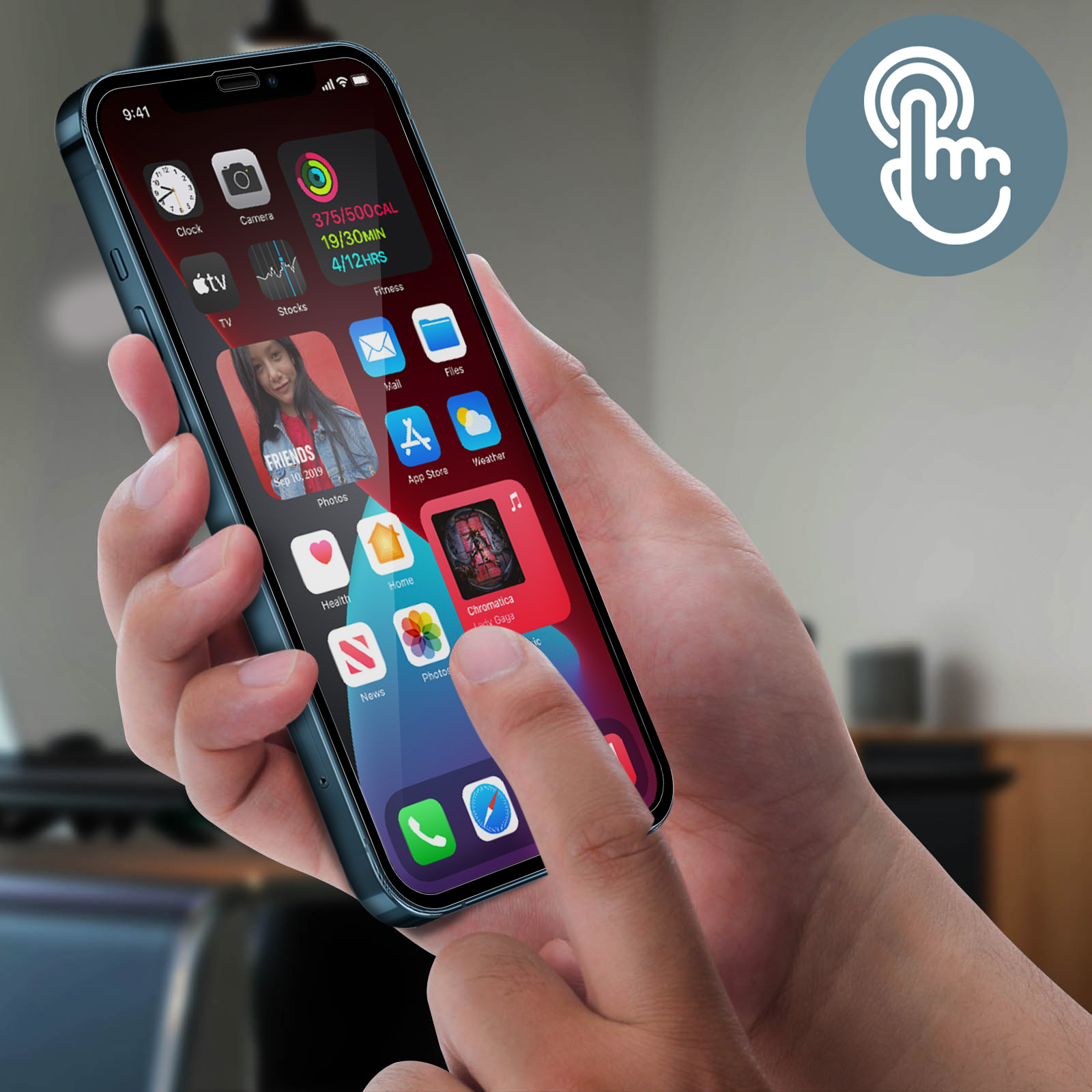 De hand van een persoon raakt een smartphonescherm aan met een app-interface.