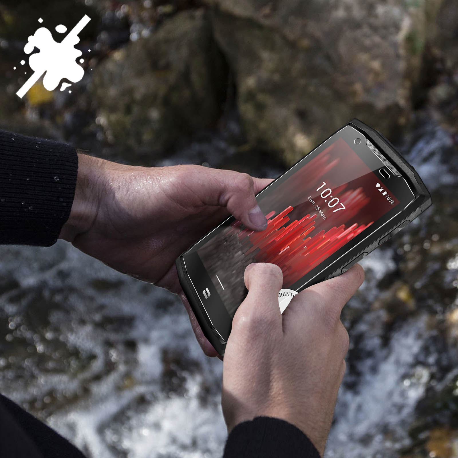 Handen houden een zwarte smartphone vast bij een waterstroom. Het scherm toont de tijd: 10:07.