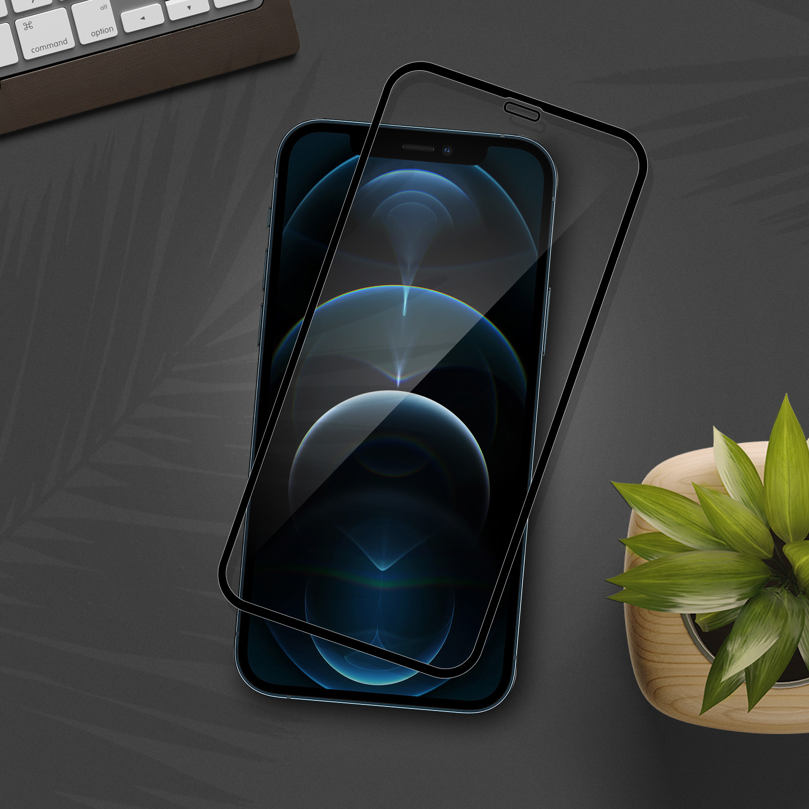 Telefoon met een schermbeschermer aangebracht. Een telefoon en een beschermer op een donker oppervlak.